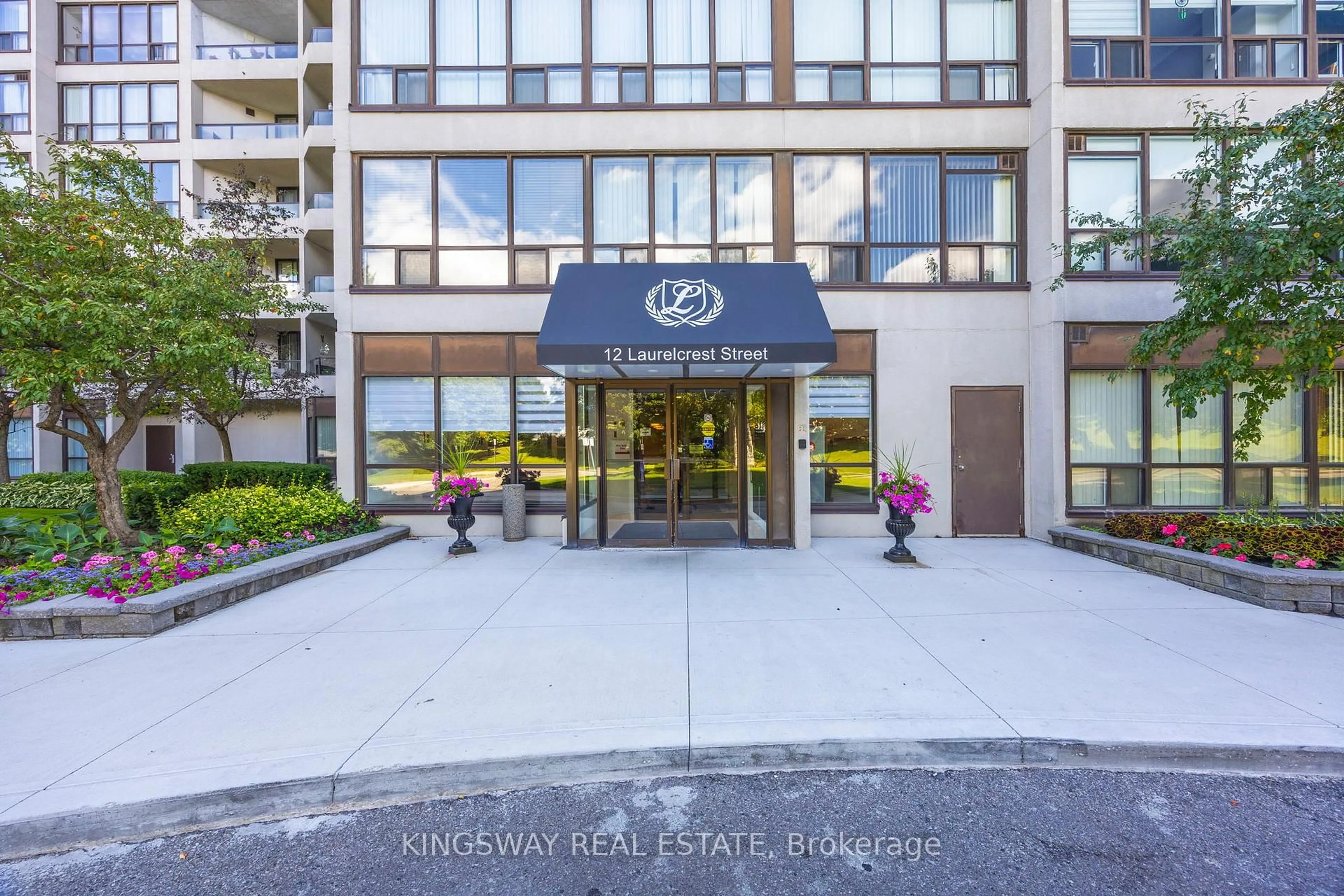 Indoor foyer for 12 Laurelcrest St #507, Brampton Ontario L6S 5Y4
