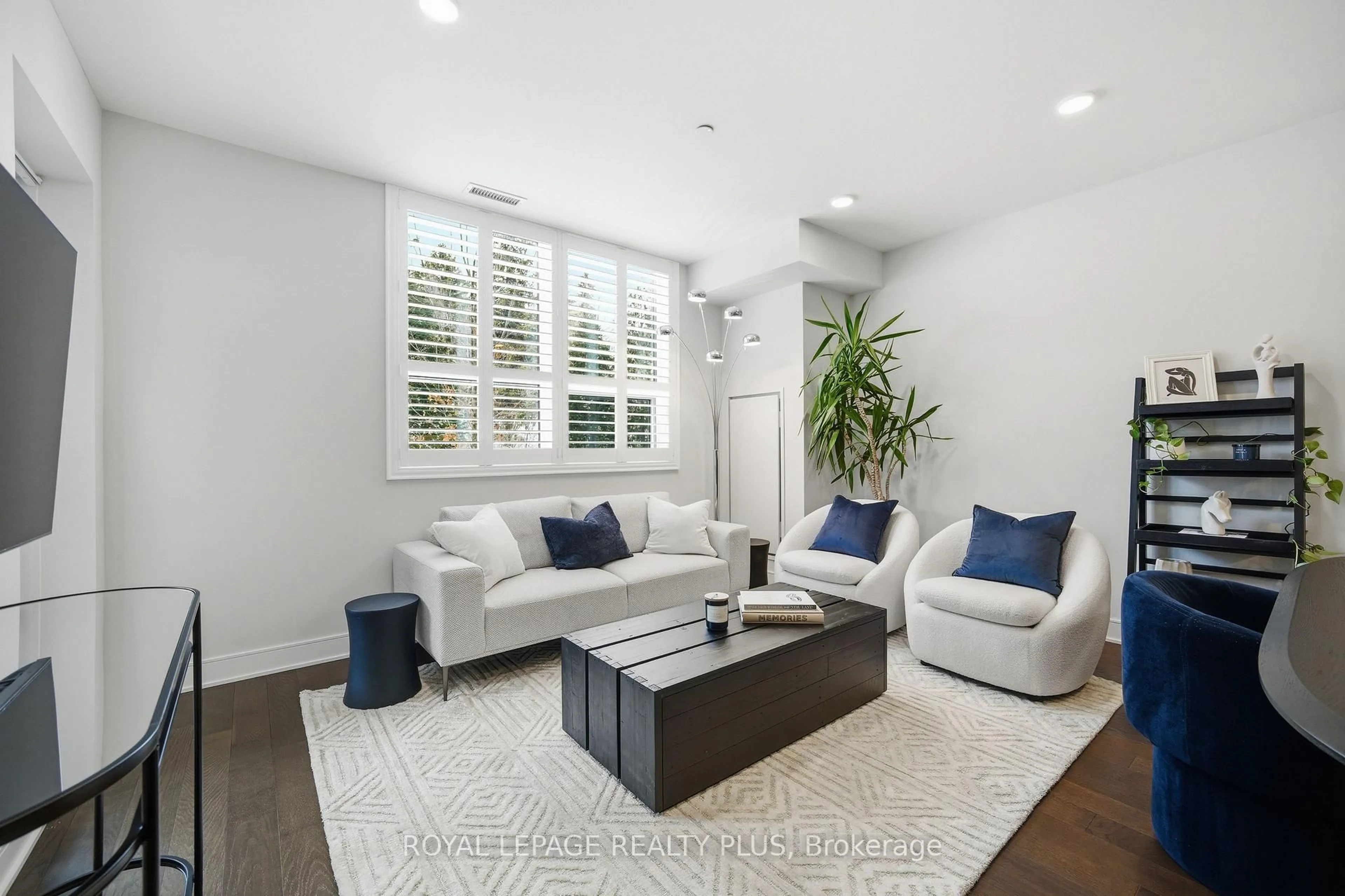 Living room with furniture, unknown for 1575 Lakeshore Rd #117, Mississauga Ontario L5J 0B1