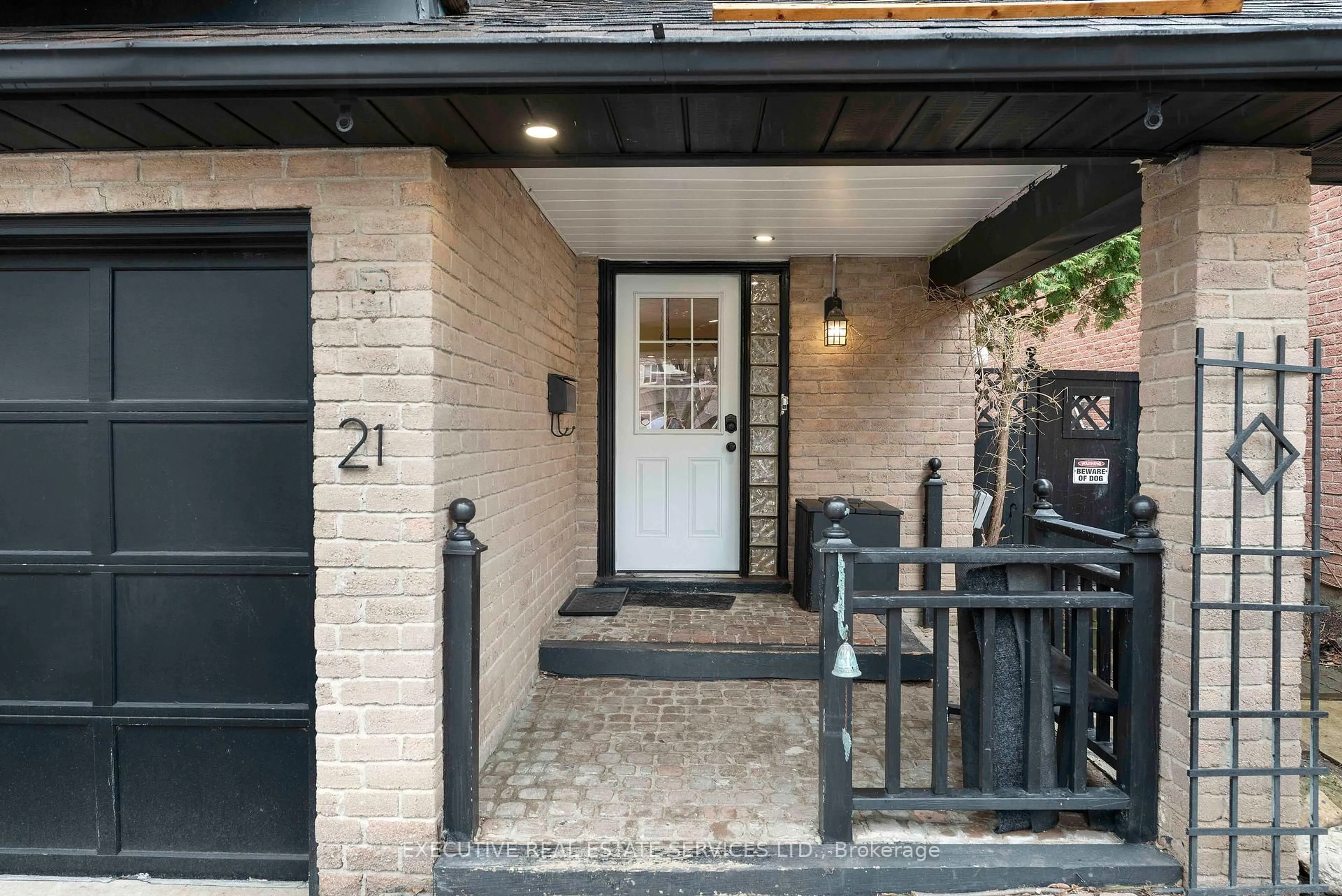 Indoor entryway for 21 Garden Ave, Brampton Ontario L6X 1M4