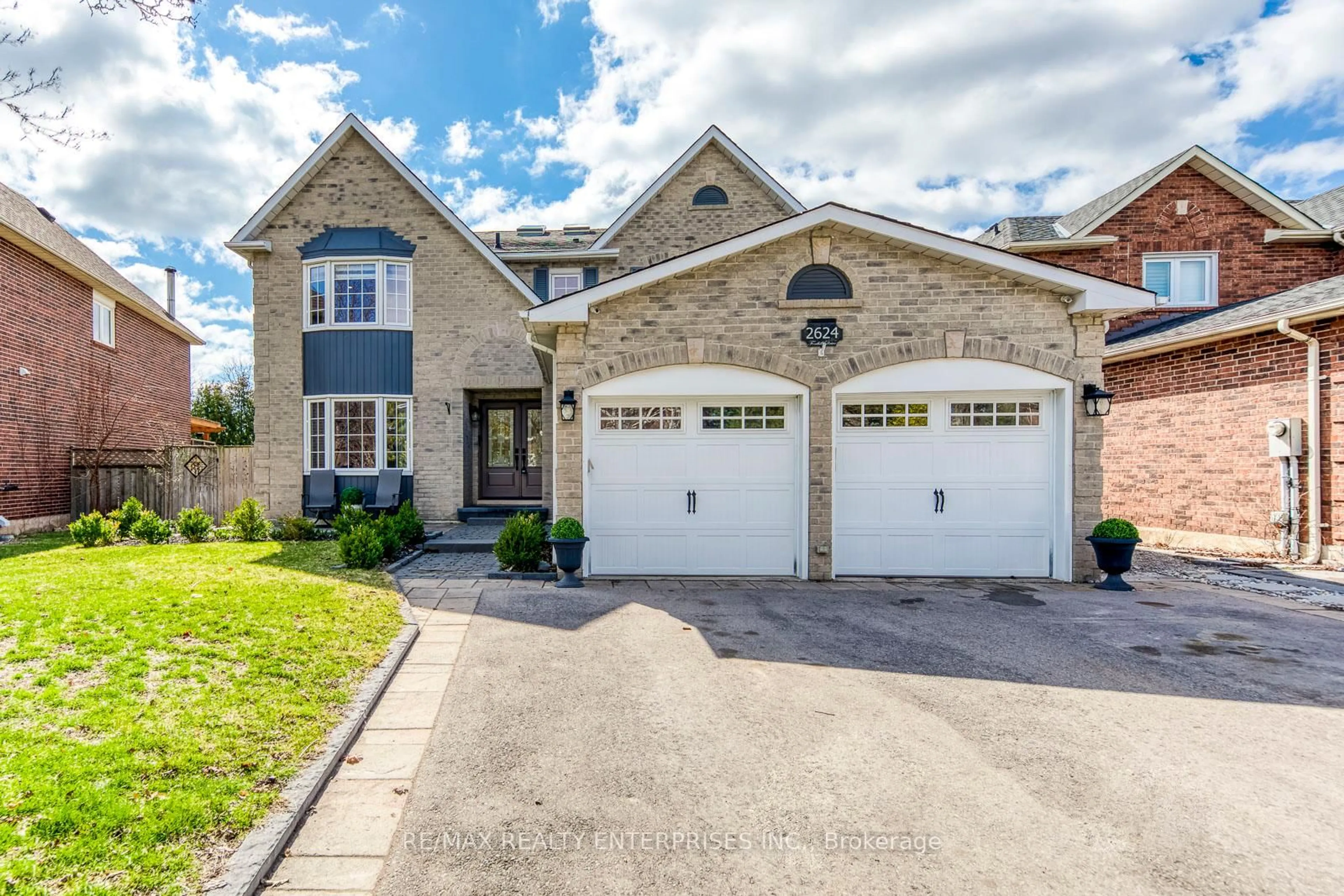 Home with brick exterior material, street for 2624 Fonthill Dr, Oakville Ontario L6J 6Y7
