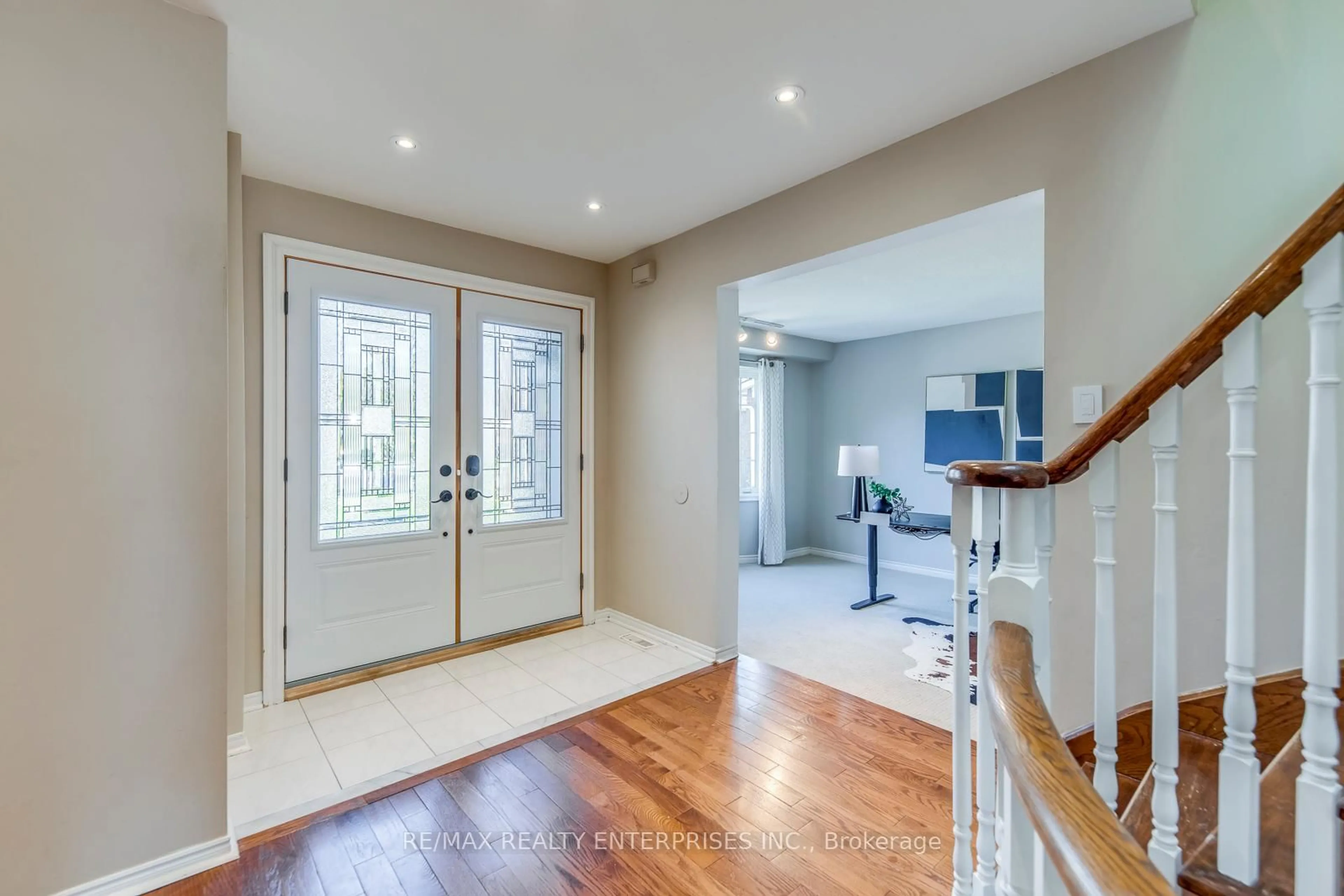 Indoor entryway for 2624 Fonthill Dr, Oakville Ontario L6J 6Y7