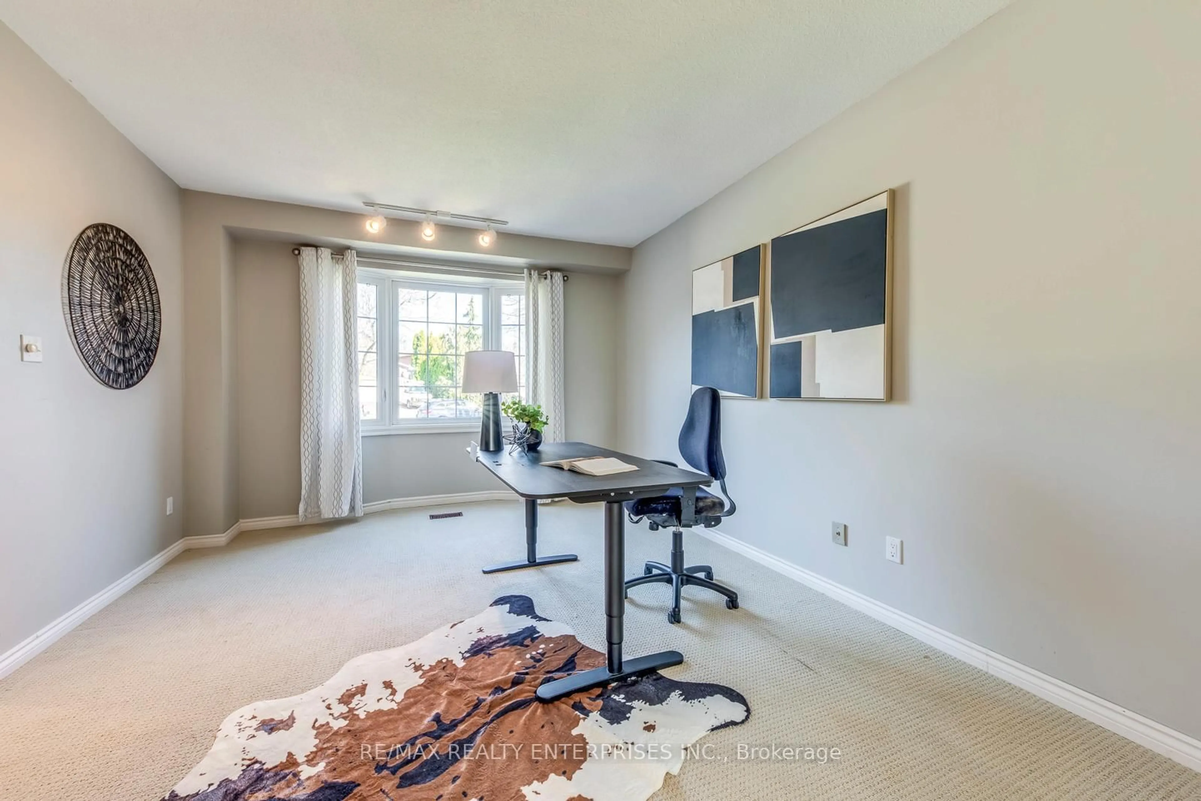 A pic of a room for 2624 Fonthill Dr, Oakville Ontario L6J 6Y7