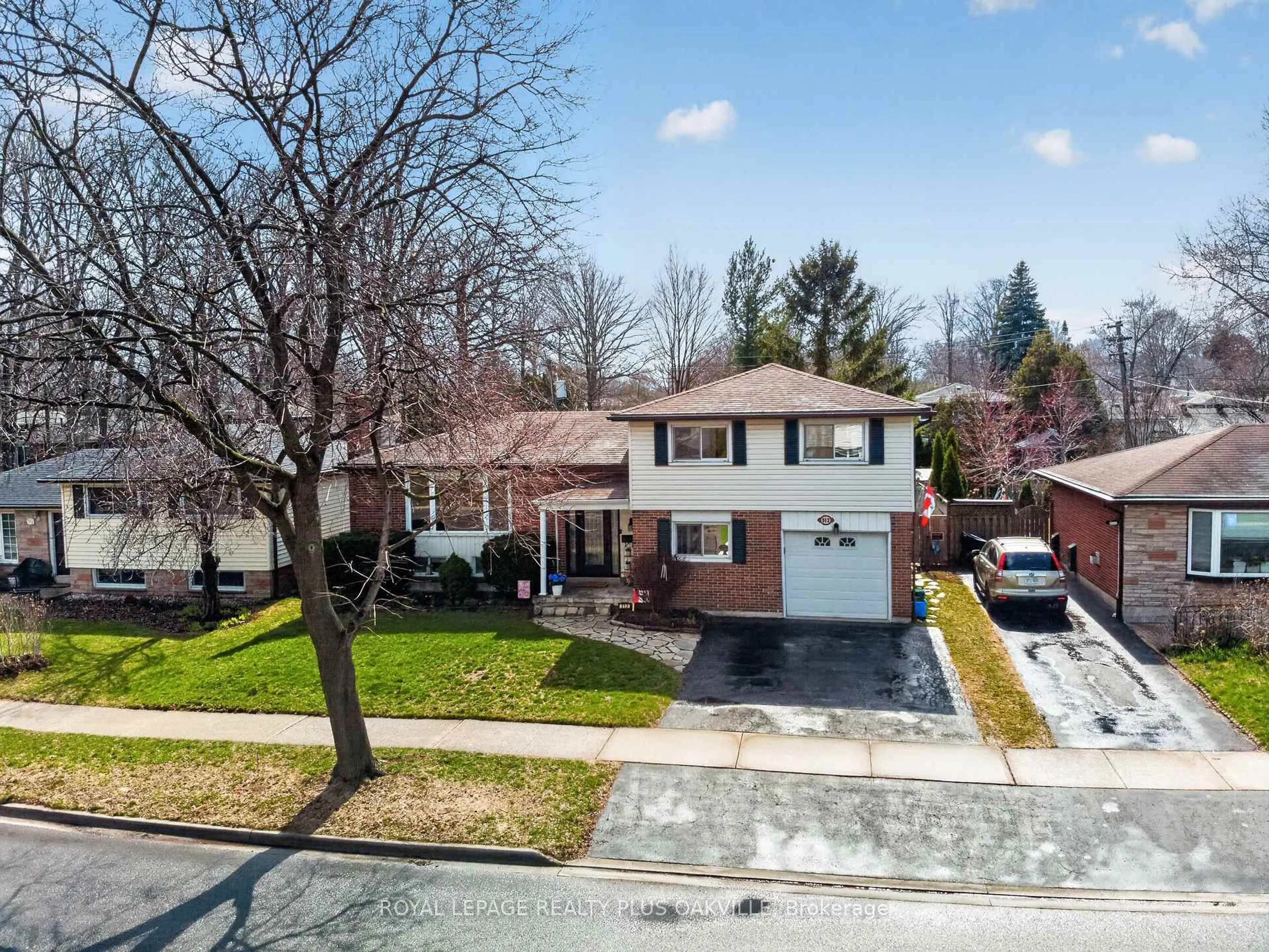 A pic from outside/outdoor area/front of a property/back of a property/a pic from drone, street for 512 Pinedale Ave, Burlington Ontario L7L 3W1