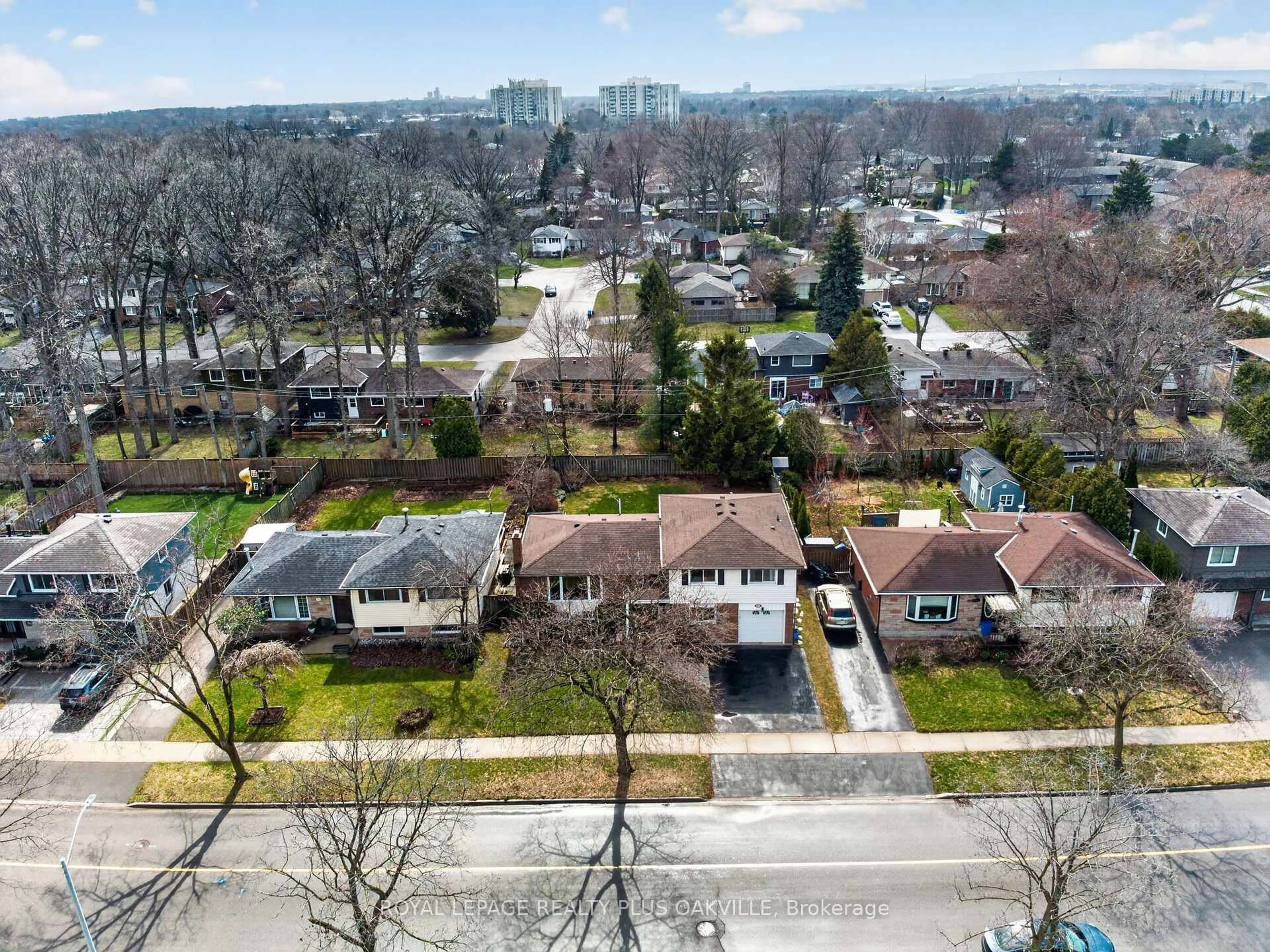 A pic from outside/outdoor area/front of a property/back of a property/a pic from drone, street for 512 Pinedale Ave, Burlington Ontario L7L 3W1