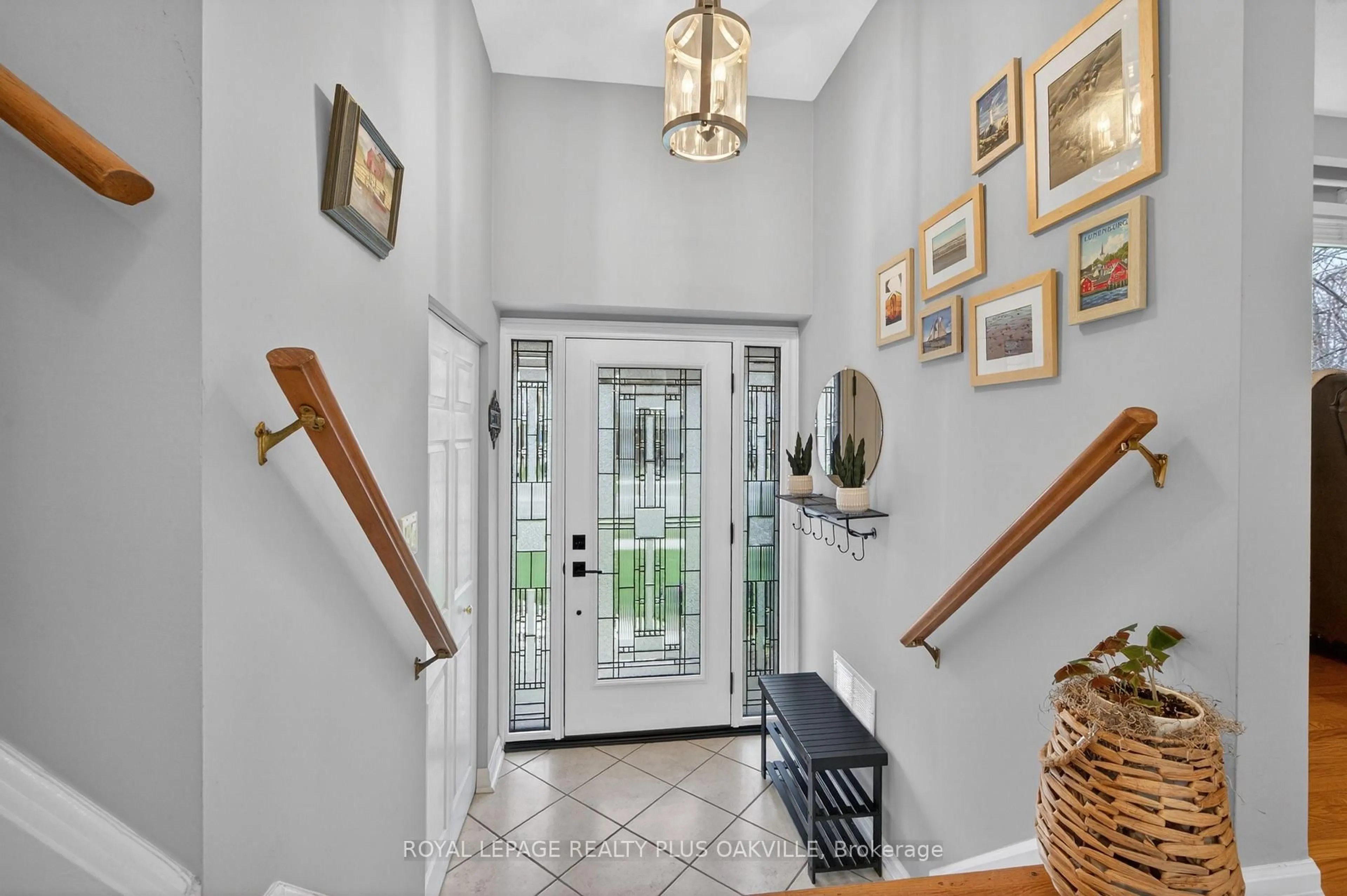 Indoor entryway for 512 Pinedale Ave, Burlington Ontario L7L 3W1