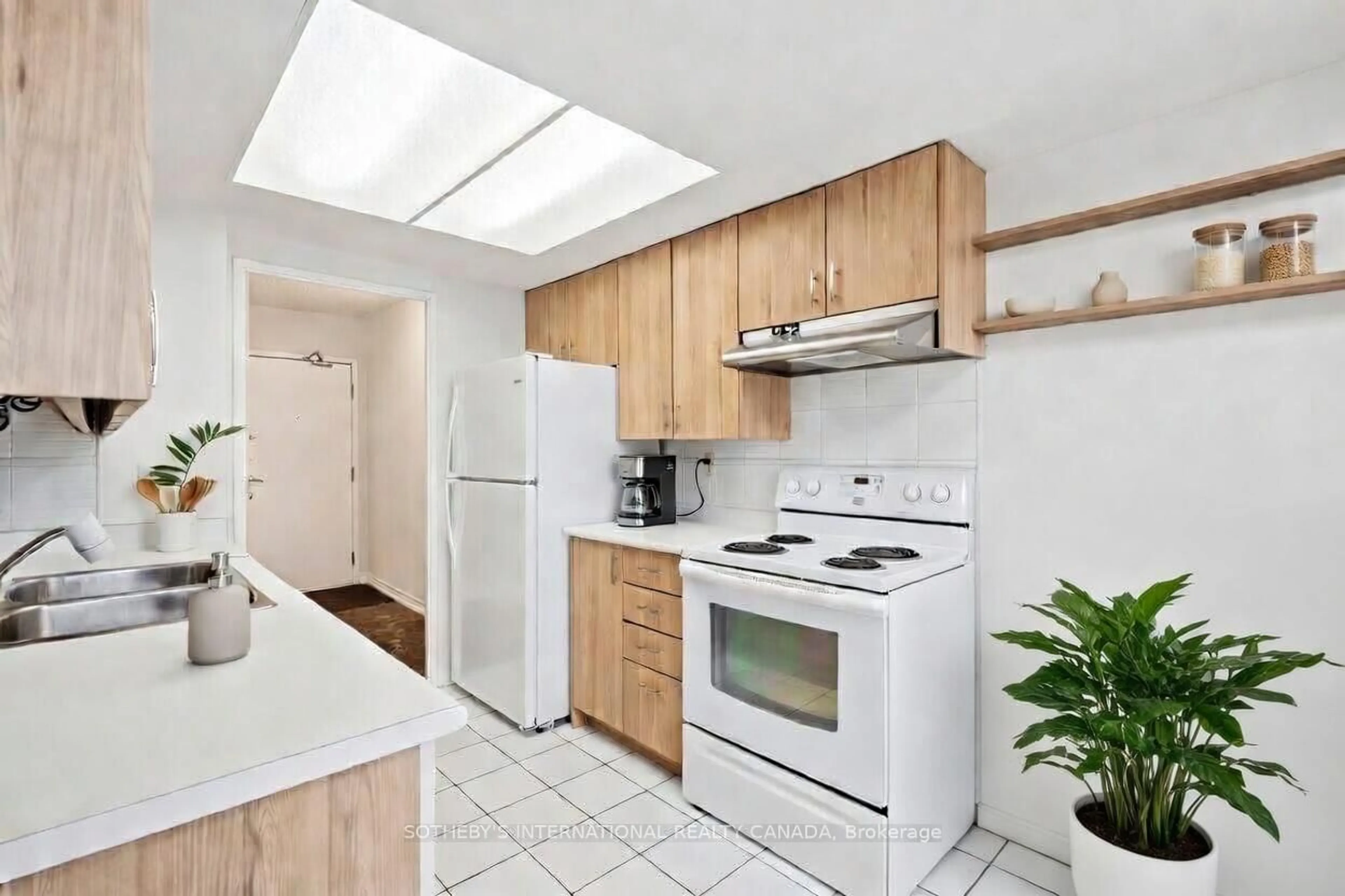 Standard kitchen, ceramic/tile floor for 75 King St #1512, Mississauga Ontario L5A 4G5