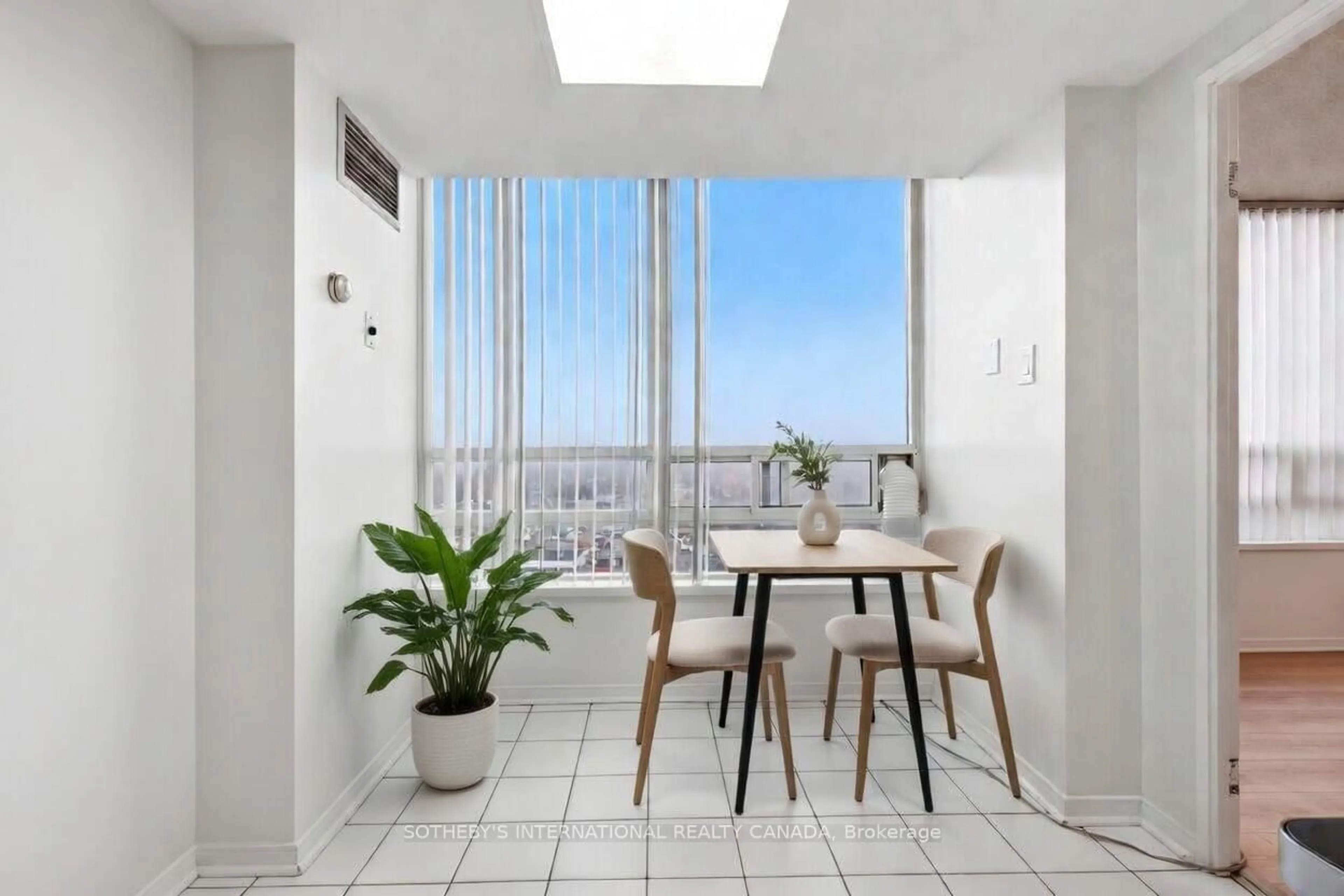 Dining room, ceramic/tile floor for 75 King St #1512, Mississauga Ontario L5A 4G5