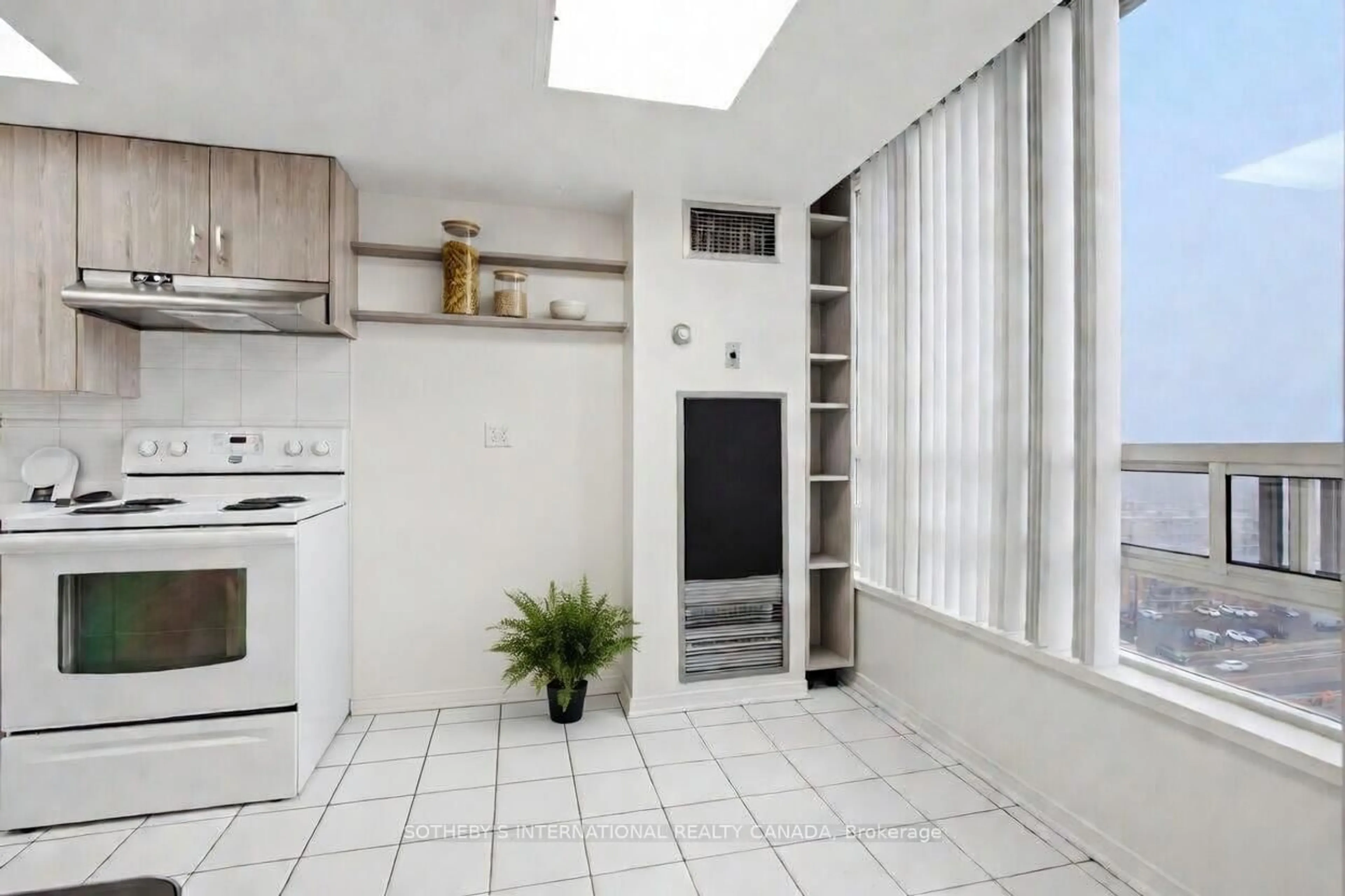 Standard kitchen, ceramic/tile floor for 75 King St #1512, Mississauga Ontario L5A 4G5