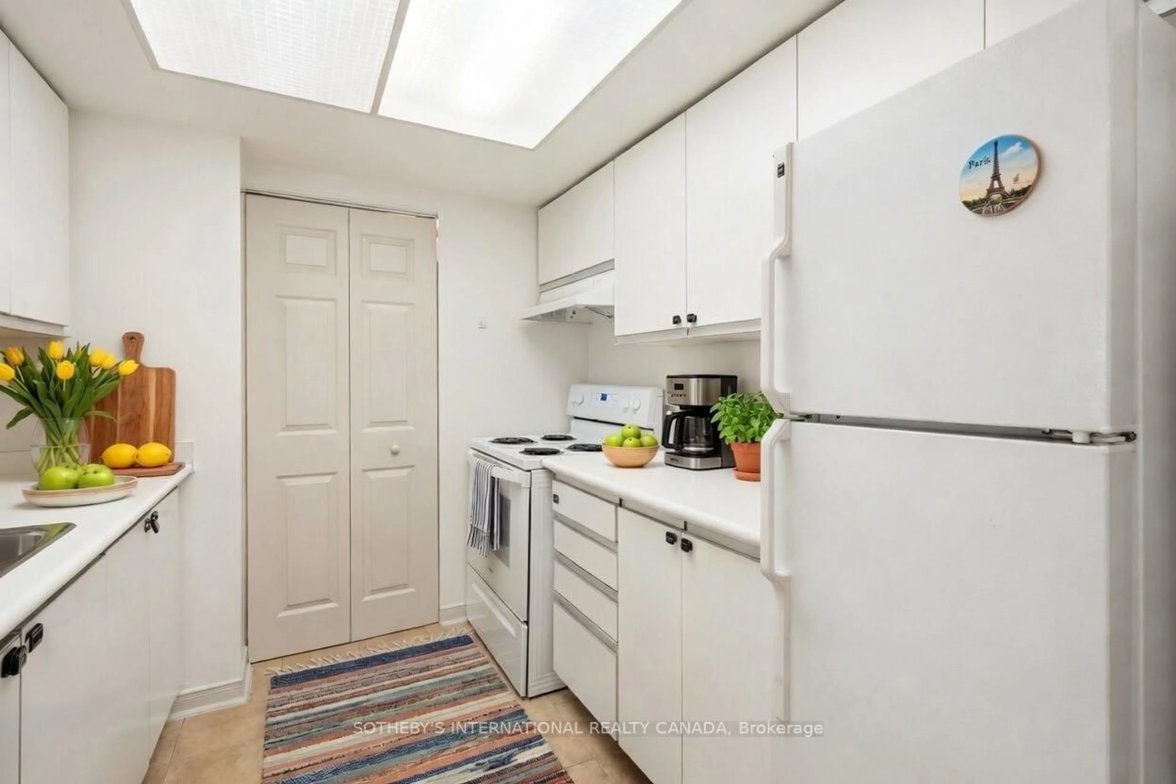 Standard kitchen, unknown for 75 King St #1709, Mississauga Ontario L5A 4G5