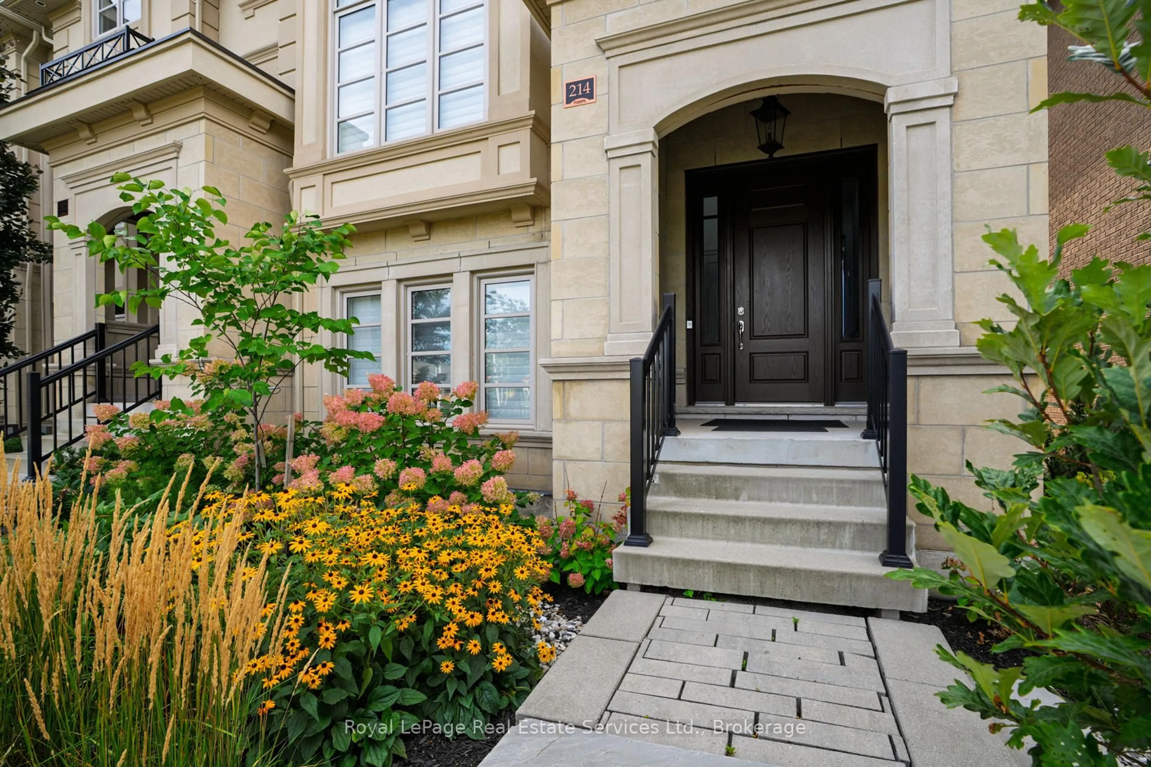 Indoor entryway for 214 Dorval Dr, Oakville Ontario L6K 0H3