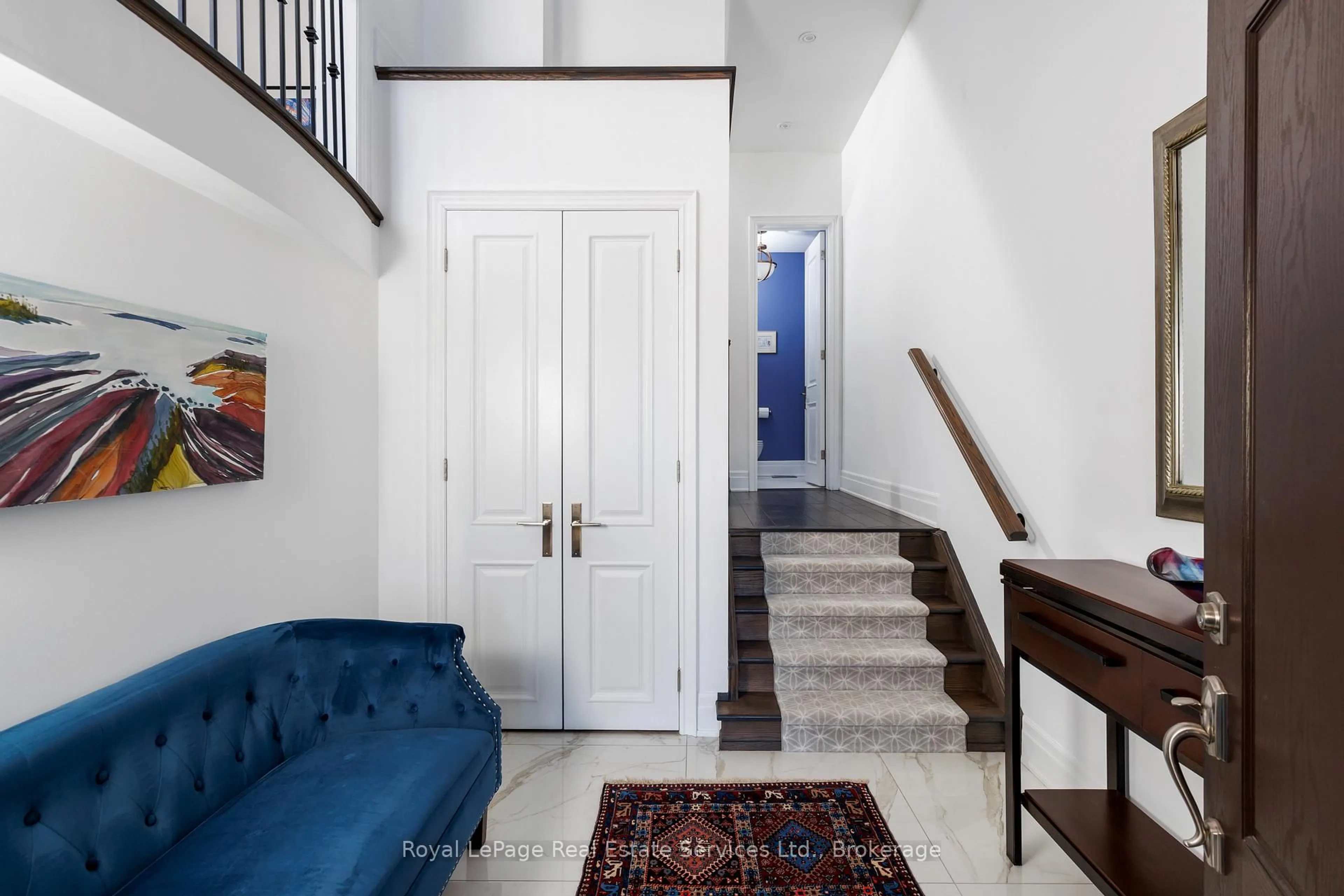 Indoor entryway for 214 Dorval Dr, Oakville Ontario L6K 0H3