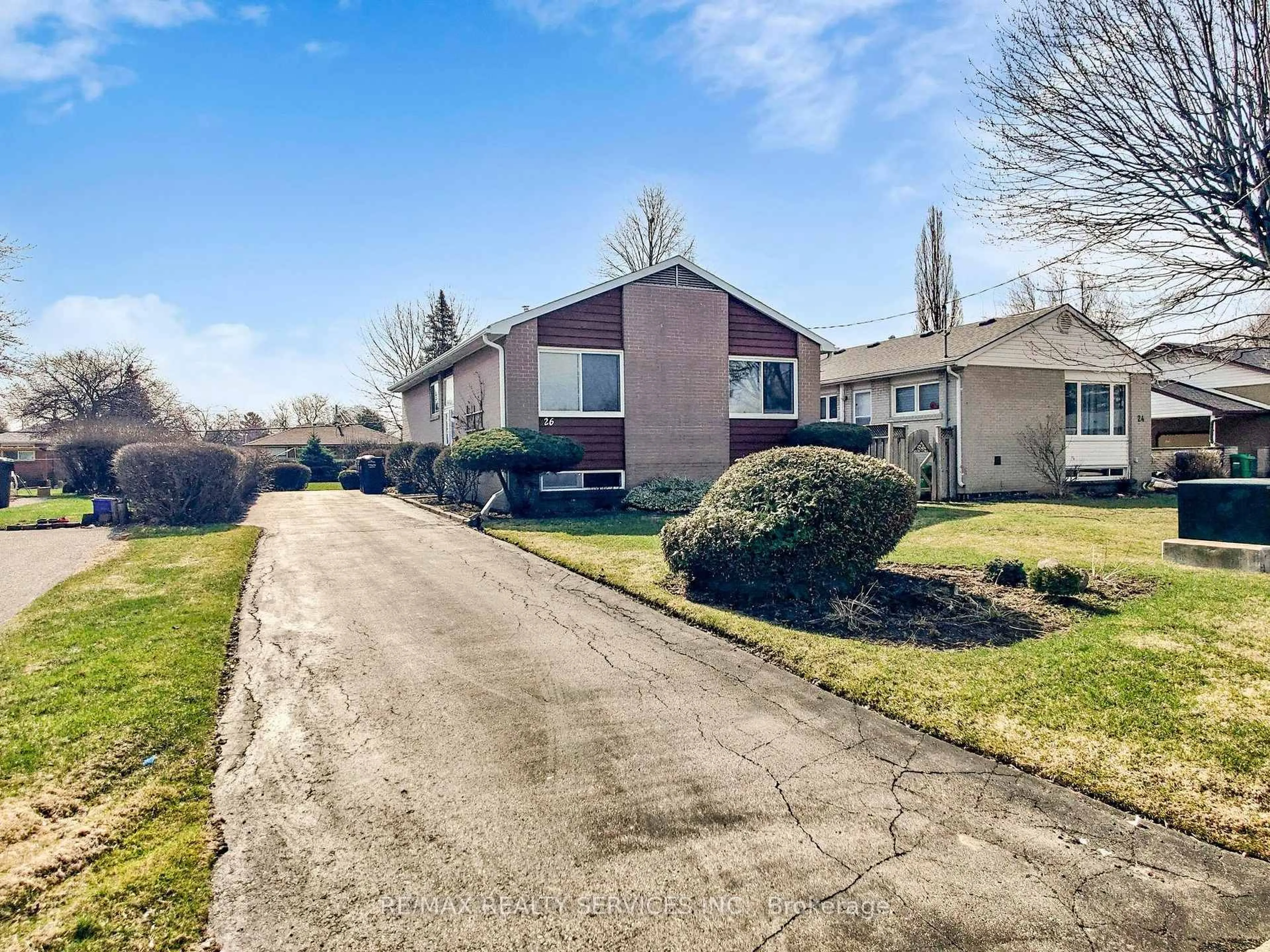 A pic from outside/outdoor area/front of a property/back of a property/a pic from drone, street for 26 Carlyle Cres, Brampton Ontario L6W 2Z1