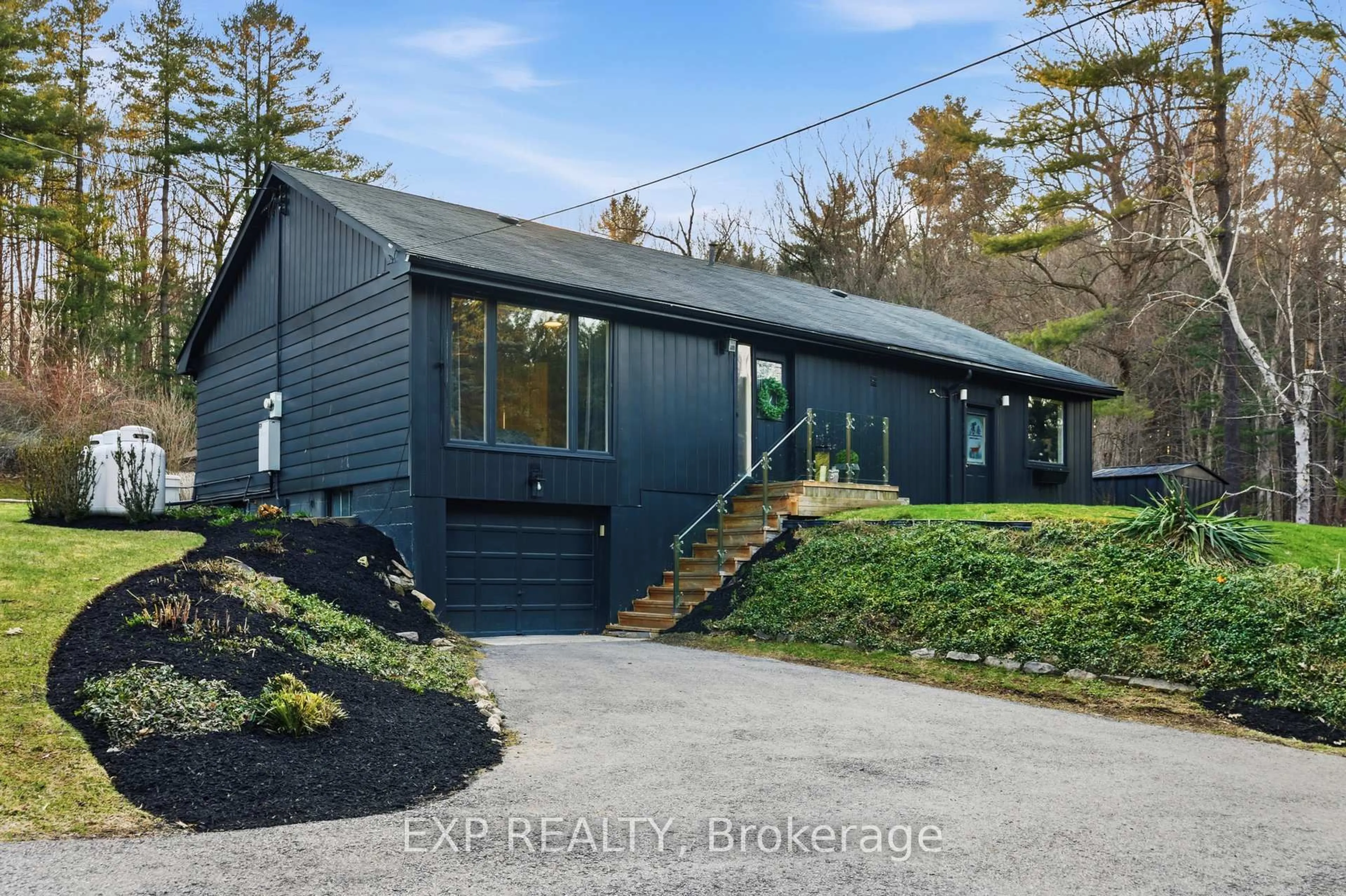 Home with vinyl exterior material, water/lake/river/ocean view for 6092 Cedar Springs Rd, Burlington Ontario L7P 0C3