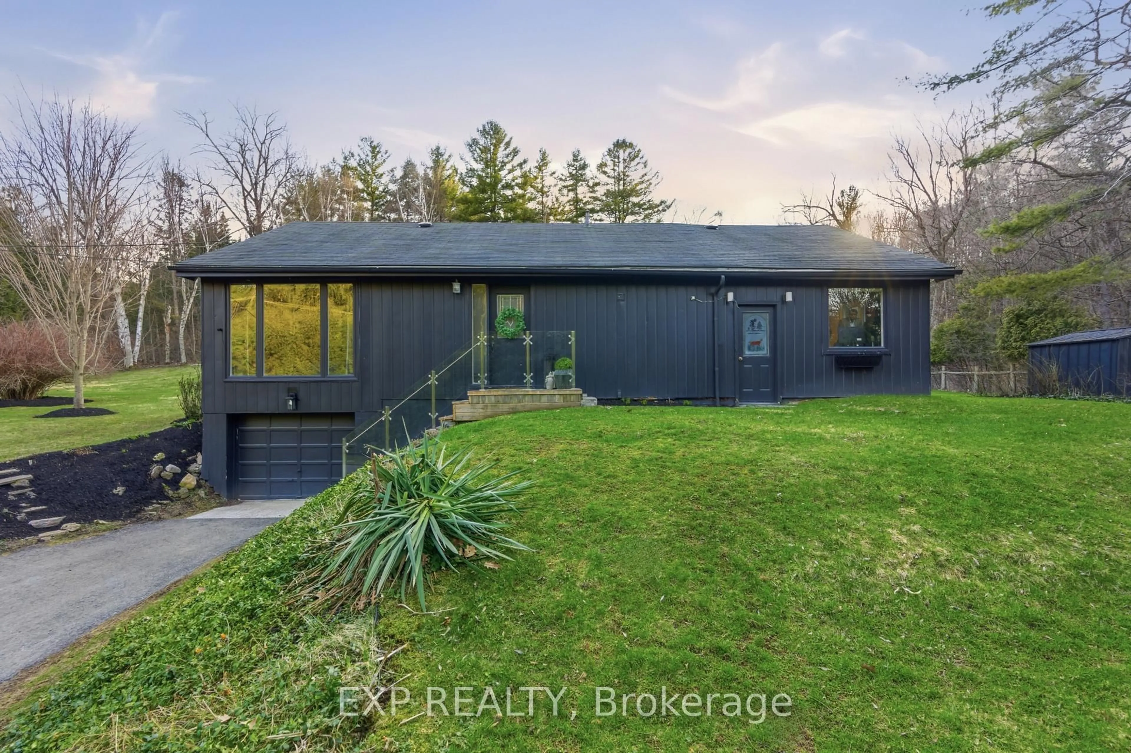 A pic from outside/outdoor area/front of a property/back of a property/a pic from drone, unknown for 6092 Cedar Springs Rd, Burlington Ontario L7P 0C3