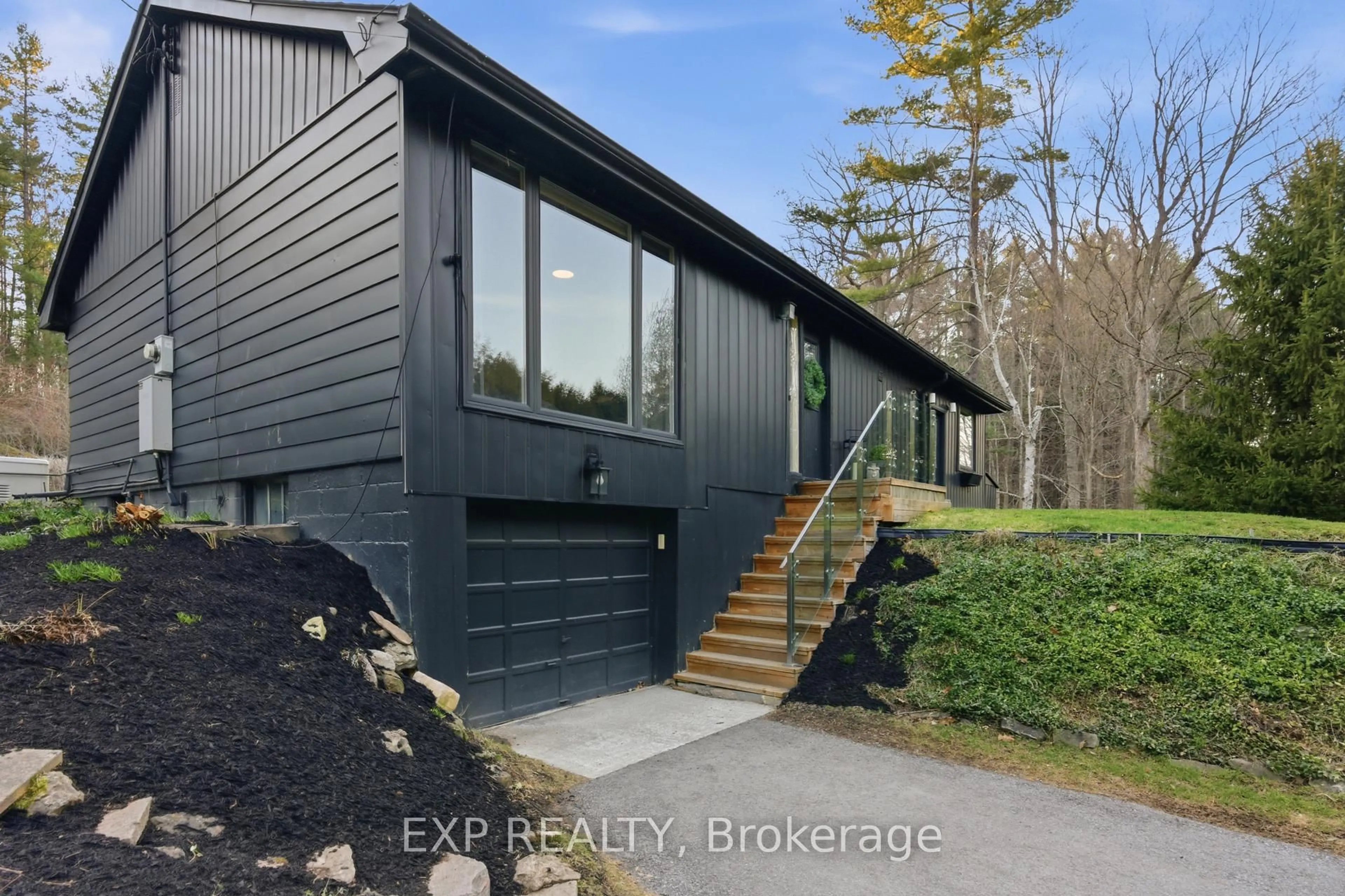 Home with vinyl exterior material, unknown for 6092 Cedar Springs Rd, Burlington Ontario L7P 0C3