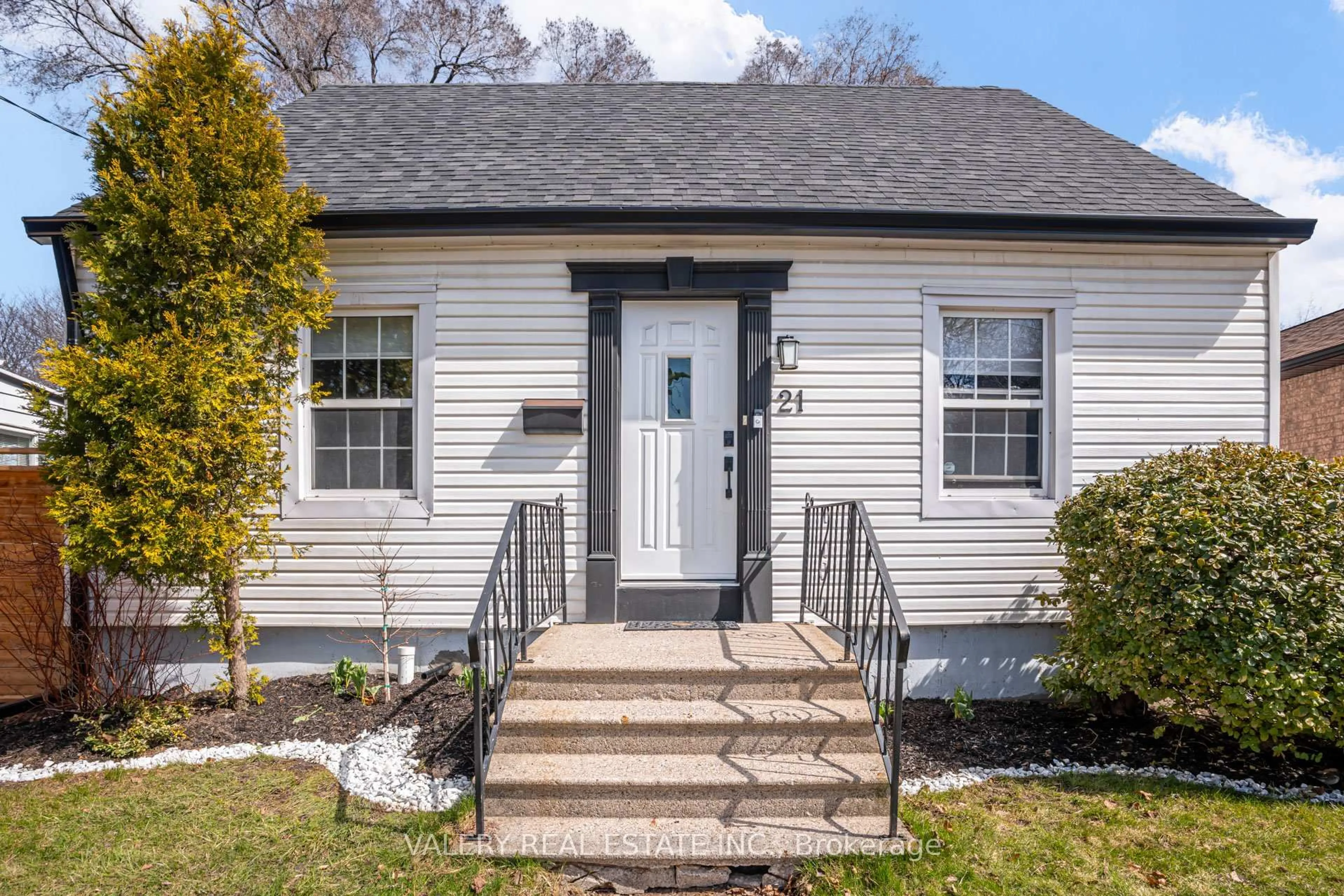 Home with vinyl exterior material, street for 21 Avon Park Dr, Toronto Ontario M8Z 3X4