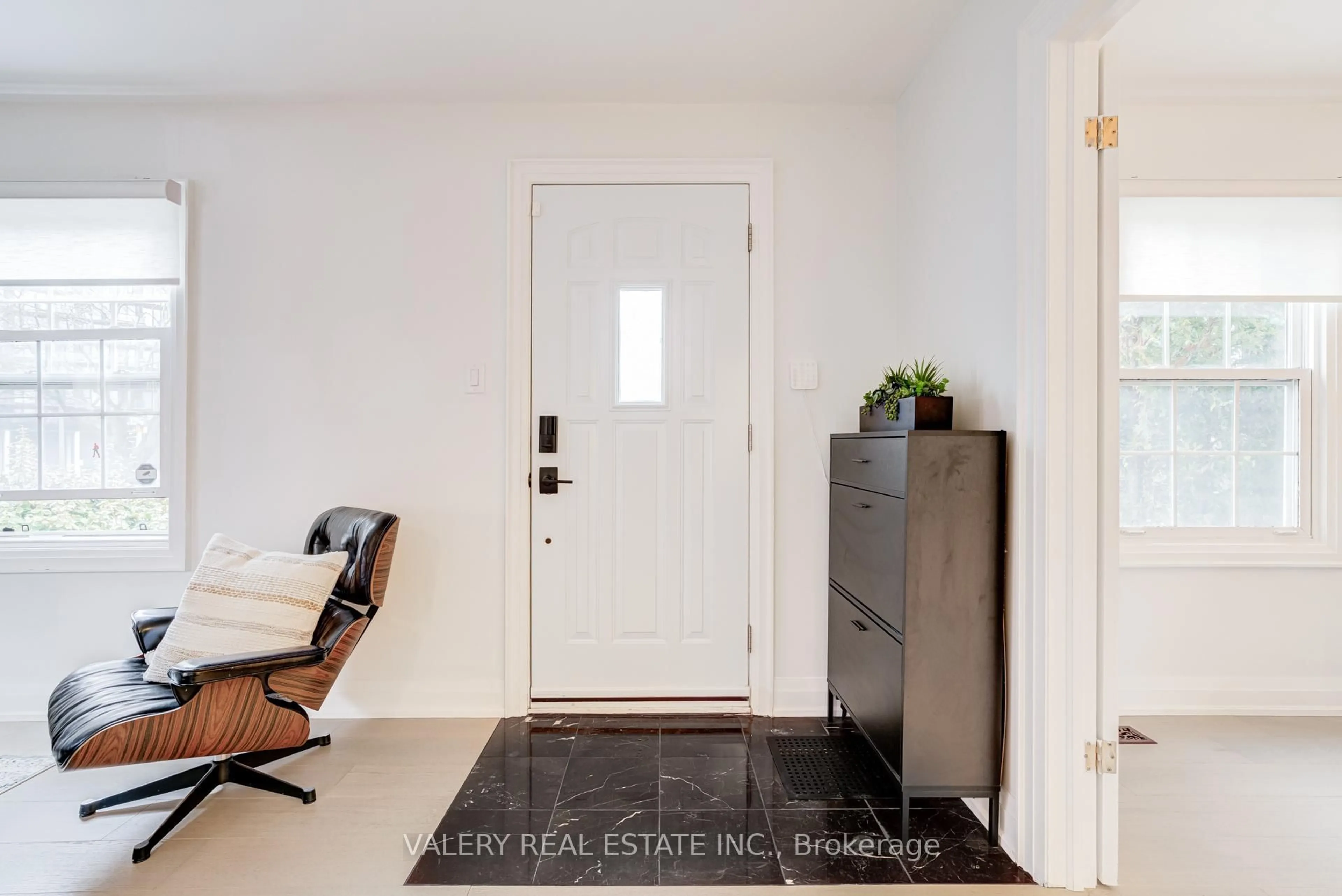 Indoor entryway for 21 Avon Park Dr, Toronto Ontario M8Z 3X4