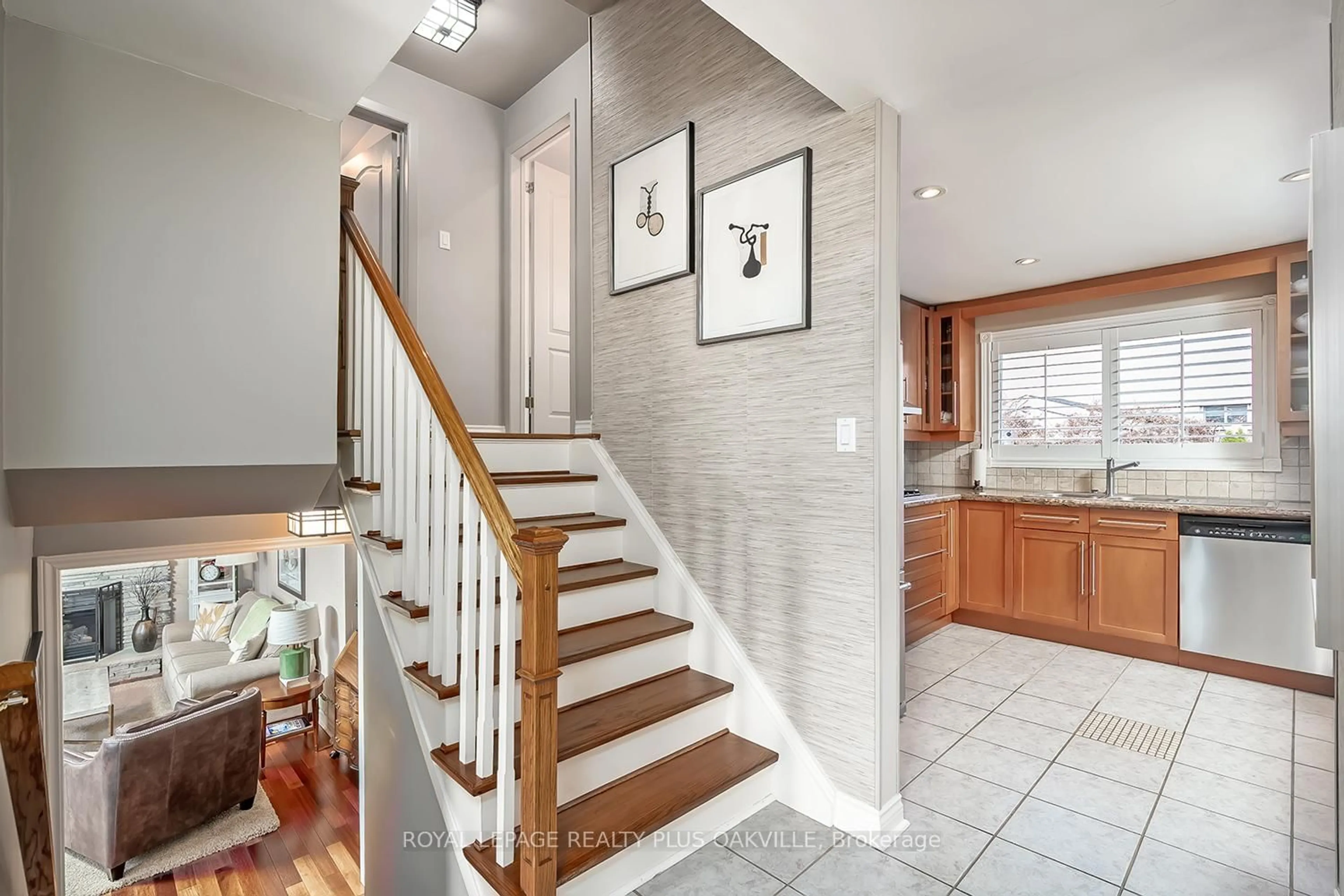 Indoor entryway for 1507 Trenton Rd, Oakville Ontario L6L 1K9