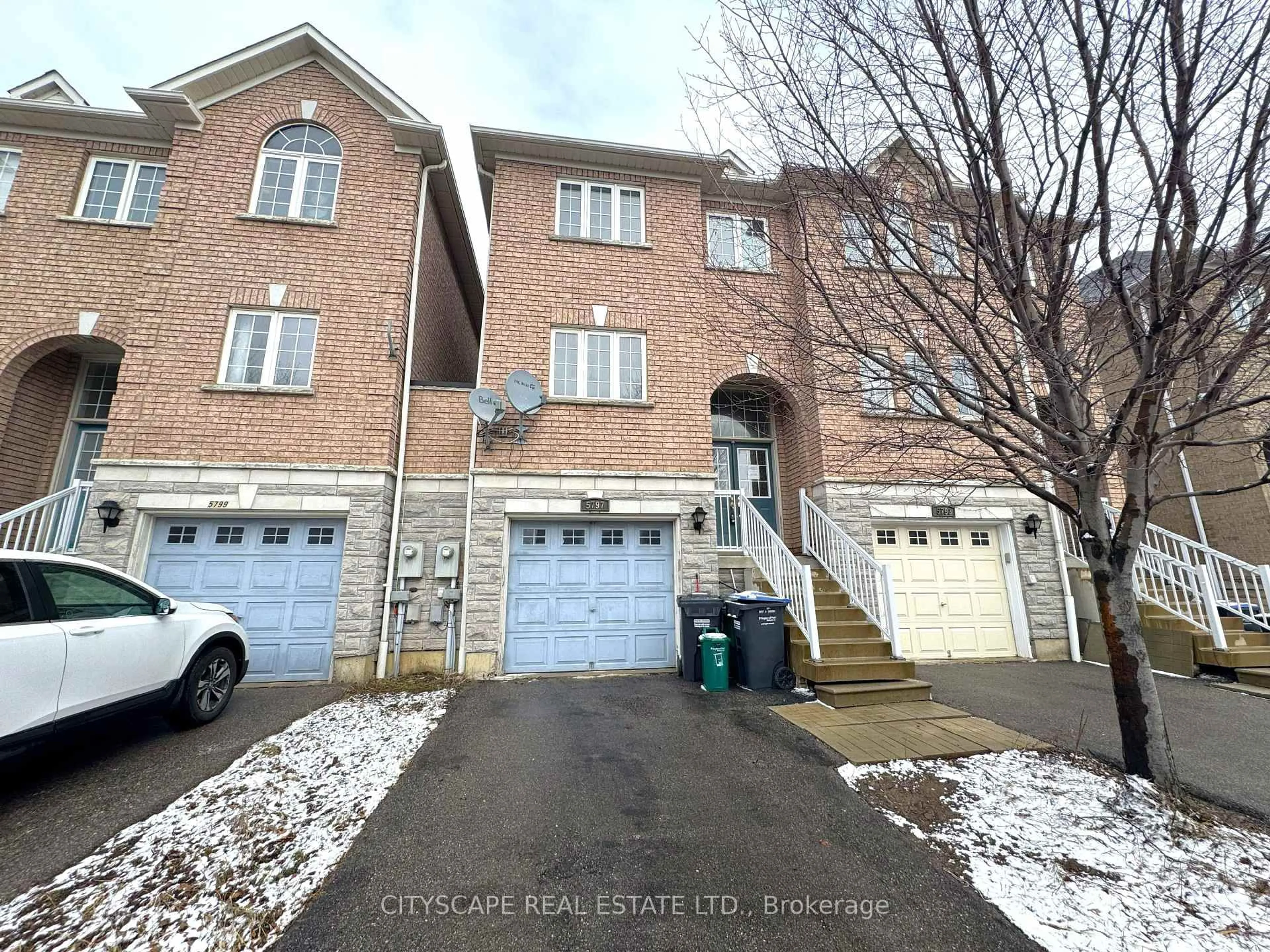 A pic from outside/outdoor area/front of a property/back of a property/a pic from drone, street for 5797 Tiz St, Mississauga Ontario L5R 0B4