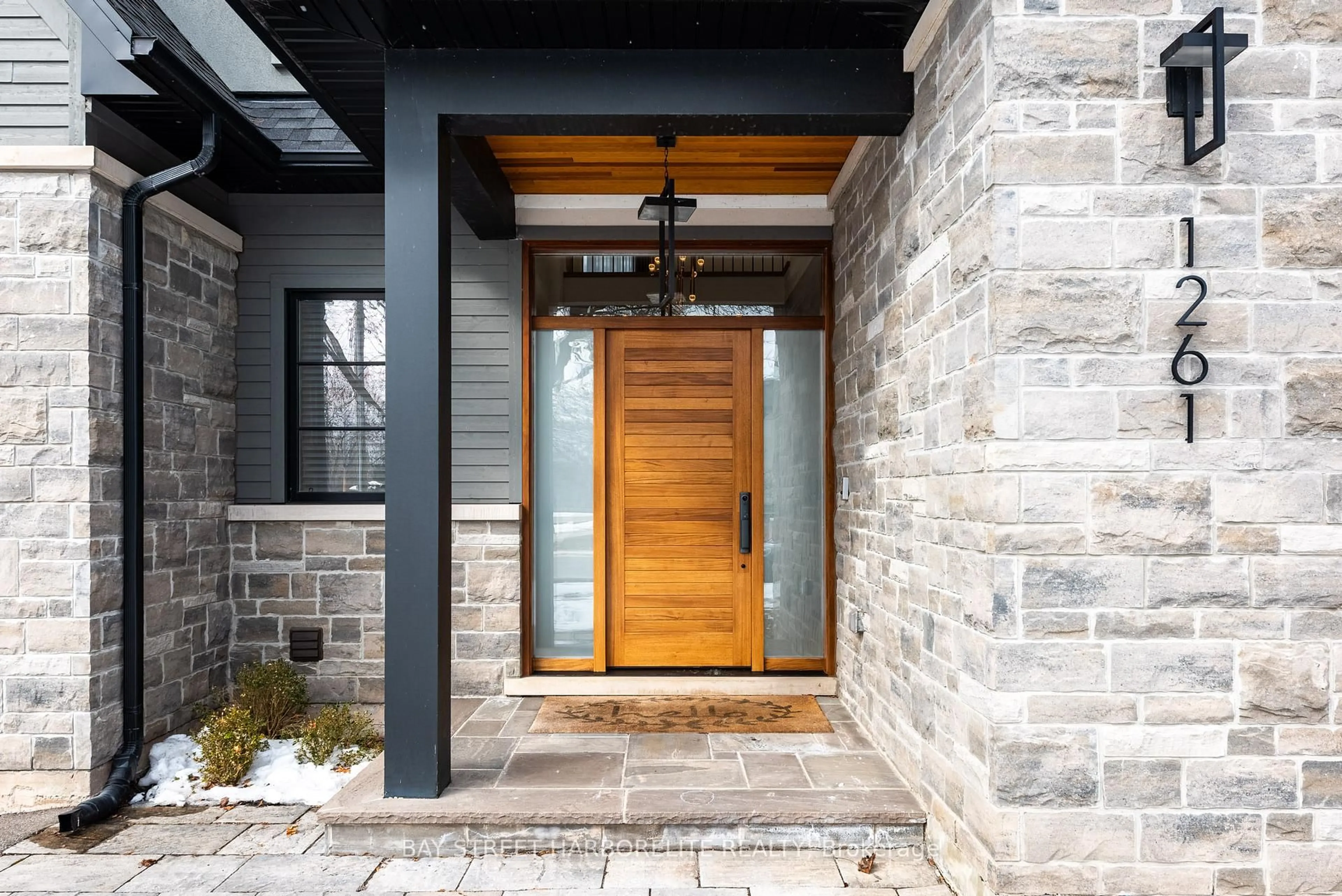 Indoor entryway for 1261 Pinegrove Rd, Oakville Ontario L6L 2W8