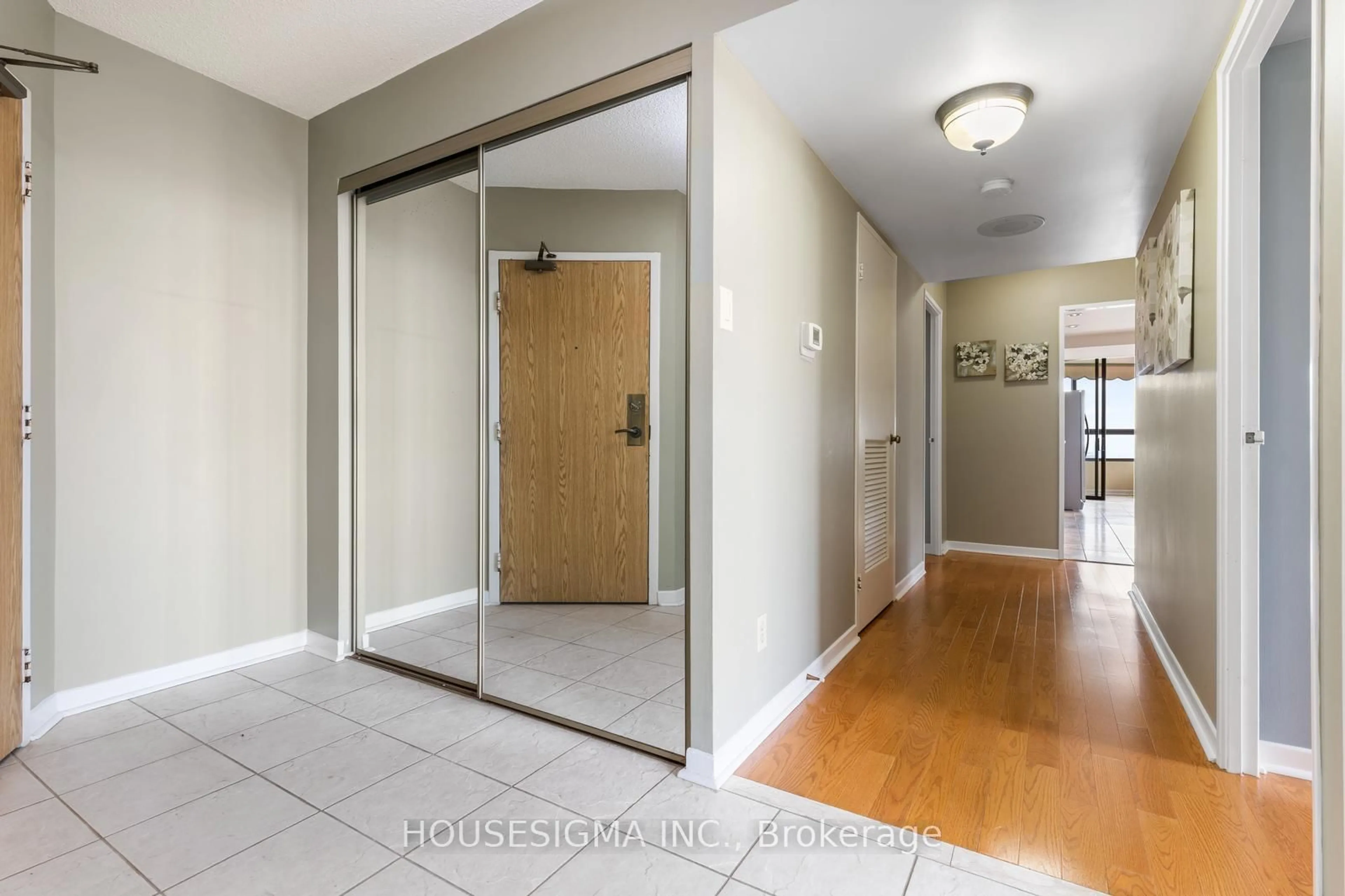 Indoor entryway for 1300 Bloor St #2010, Mississauga Ontario L4Y 3Z2