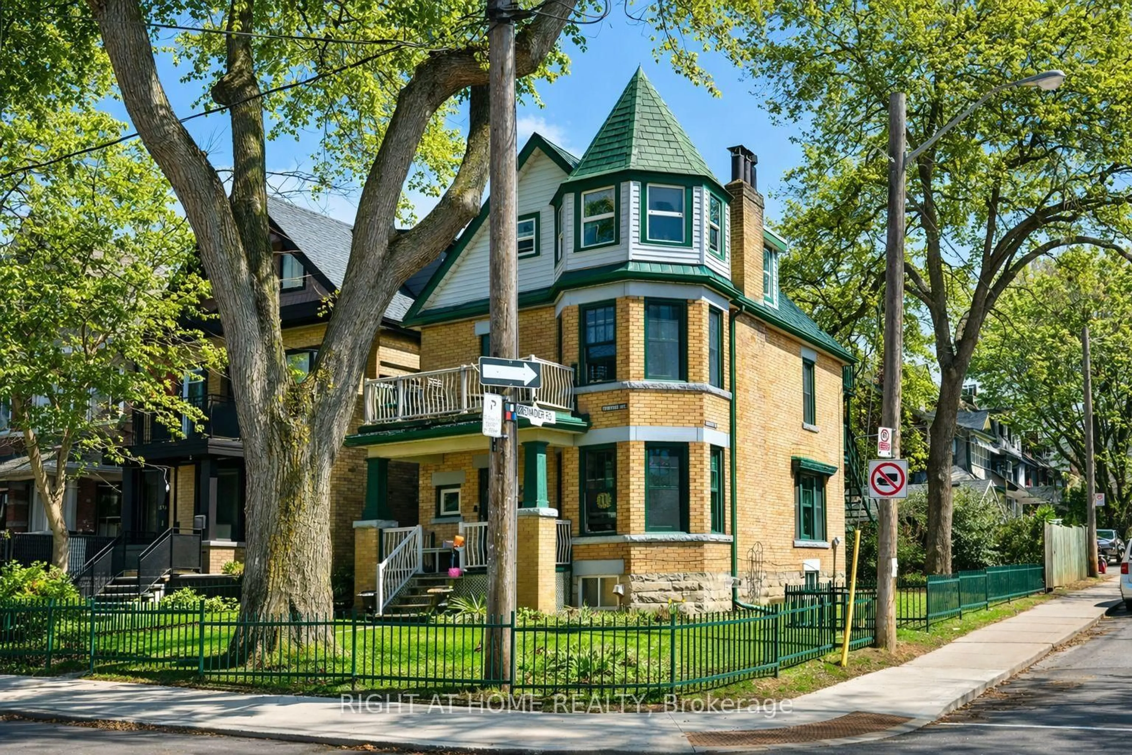 Home with brick exterior material, street for 341 Sunnyside Ave, Toronto Ontario M6R 2R7