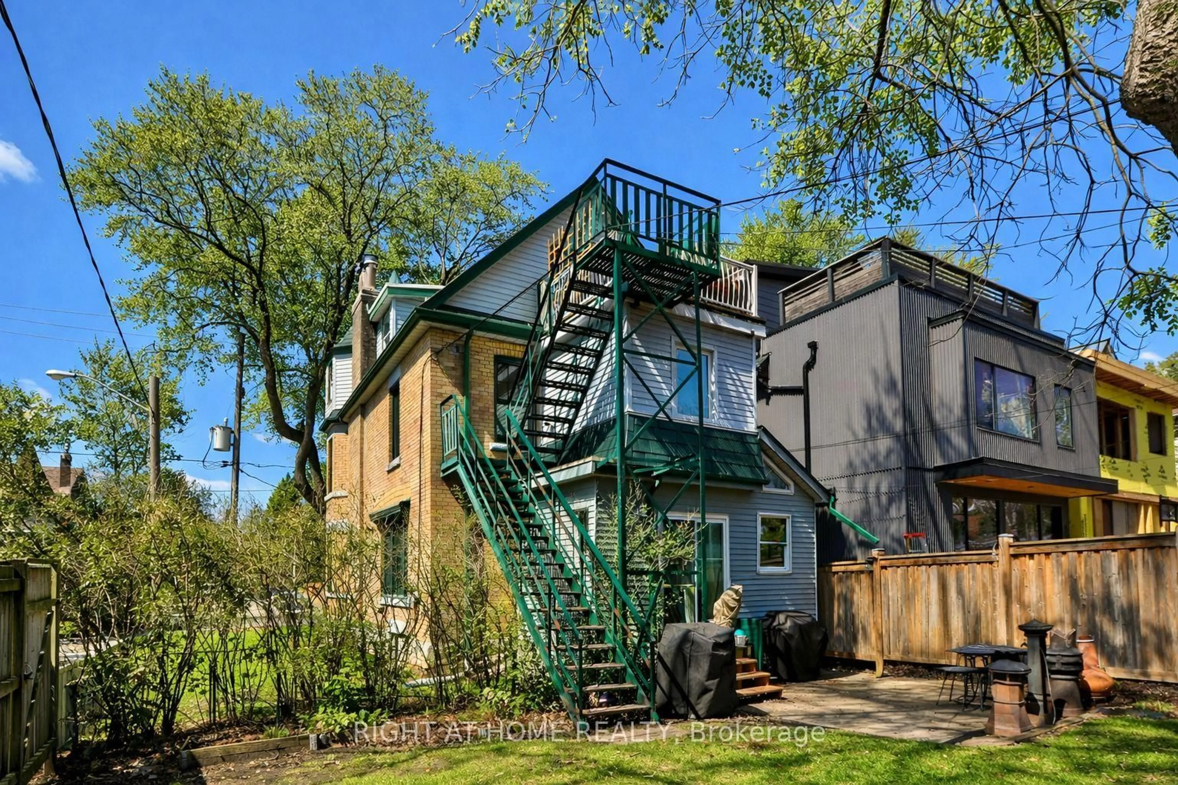 Patio, building for 341 Sunnyside Ave, Toronto Ontario M6R 2R7