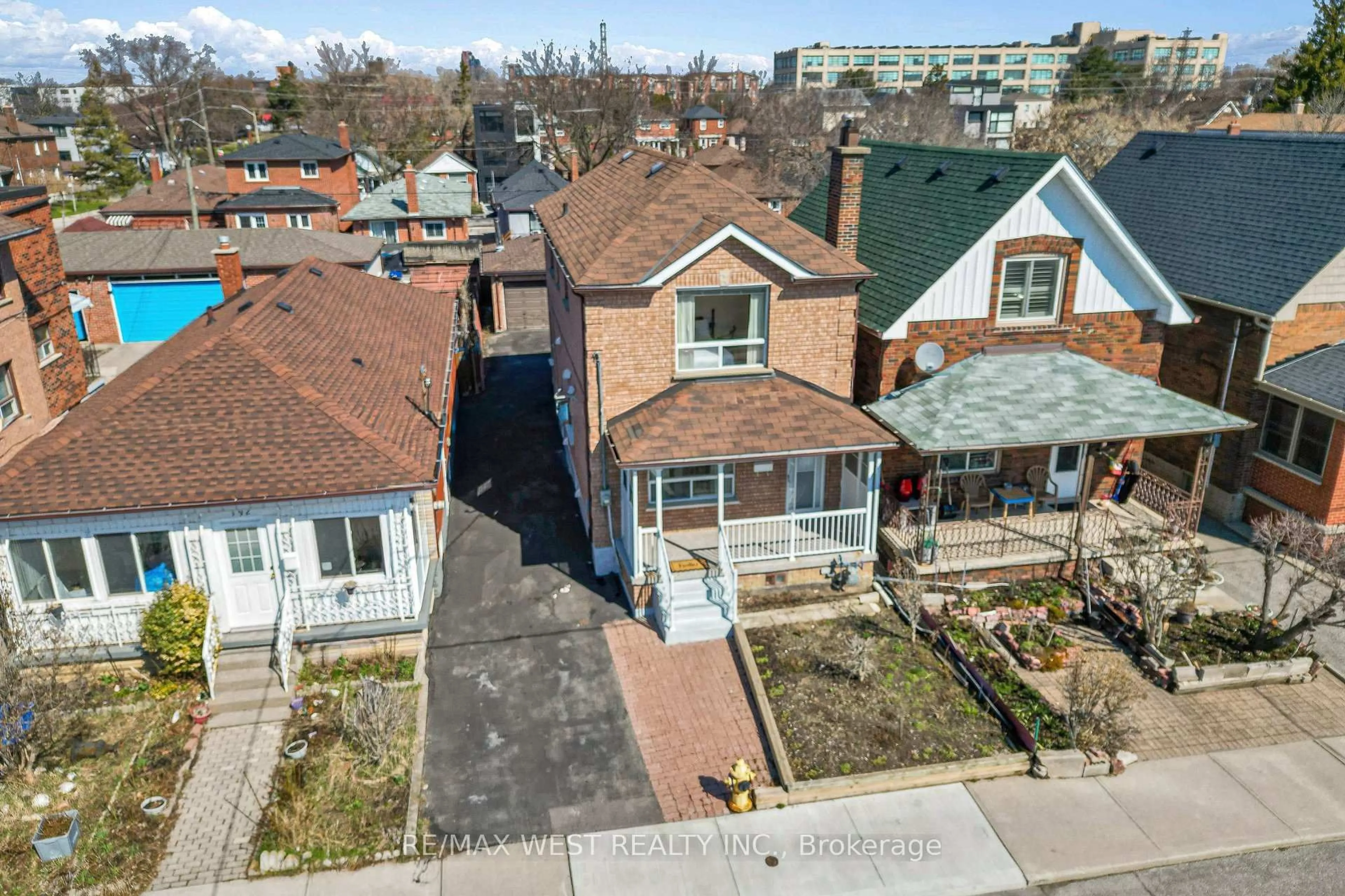 A pic from outside/outdoor area/front of a property/back of a property/a pic from drone, street for 190 Belgravia Ave, Toronto Ontario M6E 2M7