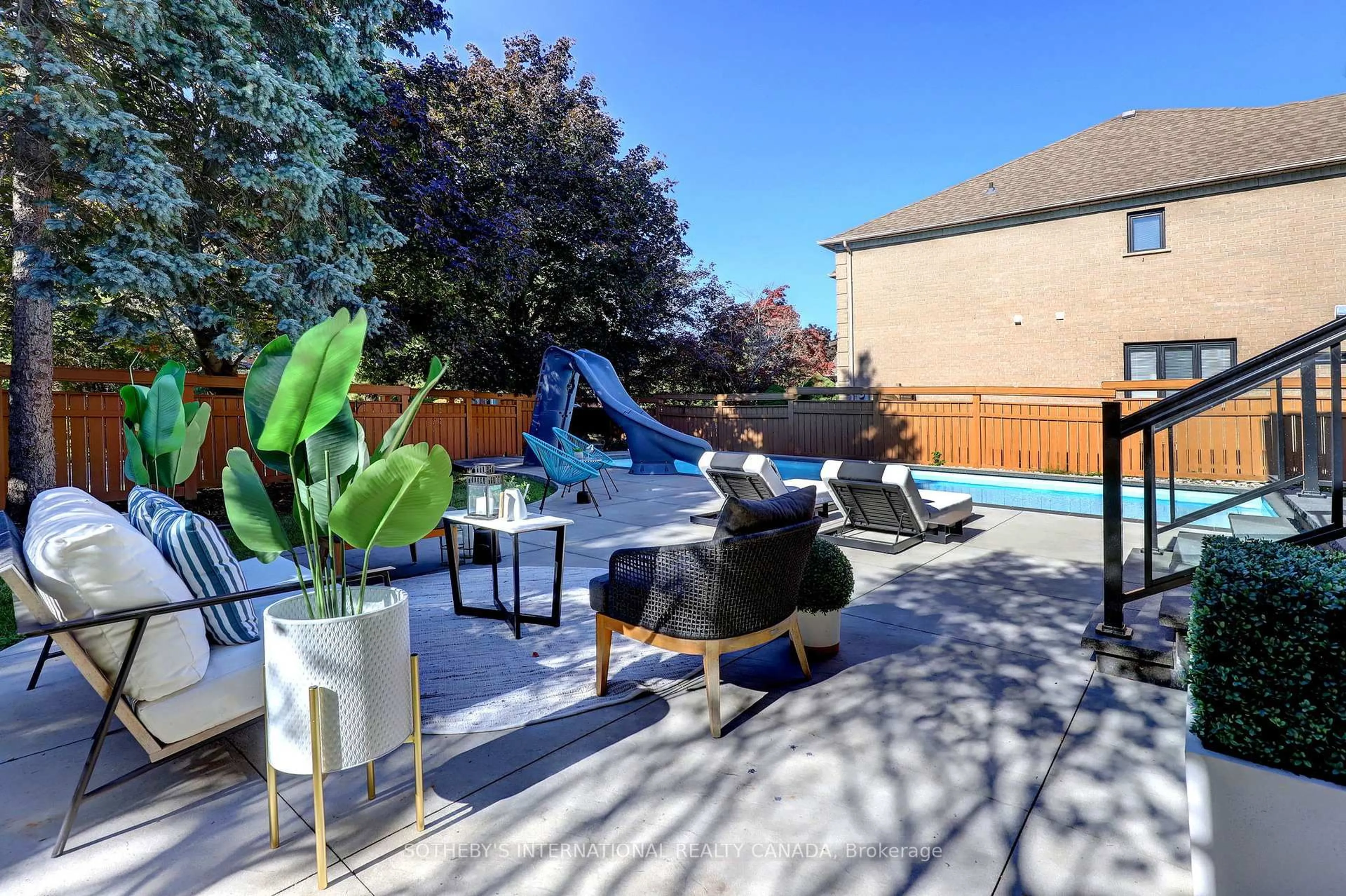 Patio, street for 1939 Calgary Crt, Mississauga Ontario L5H 4J1