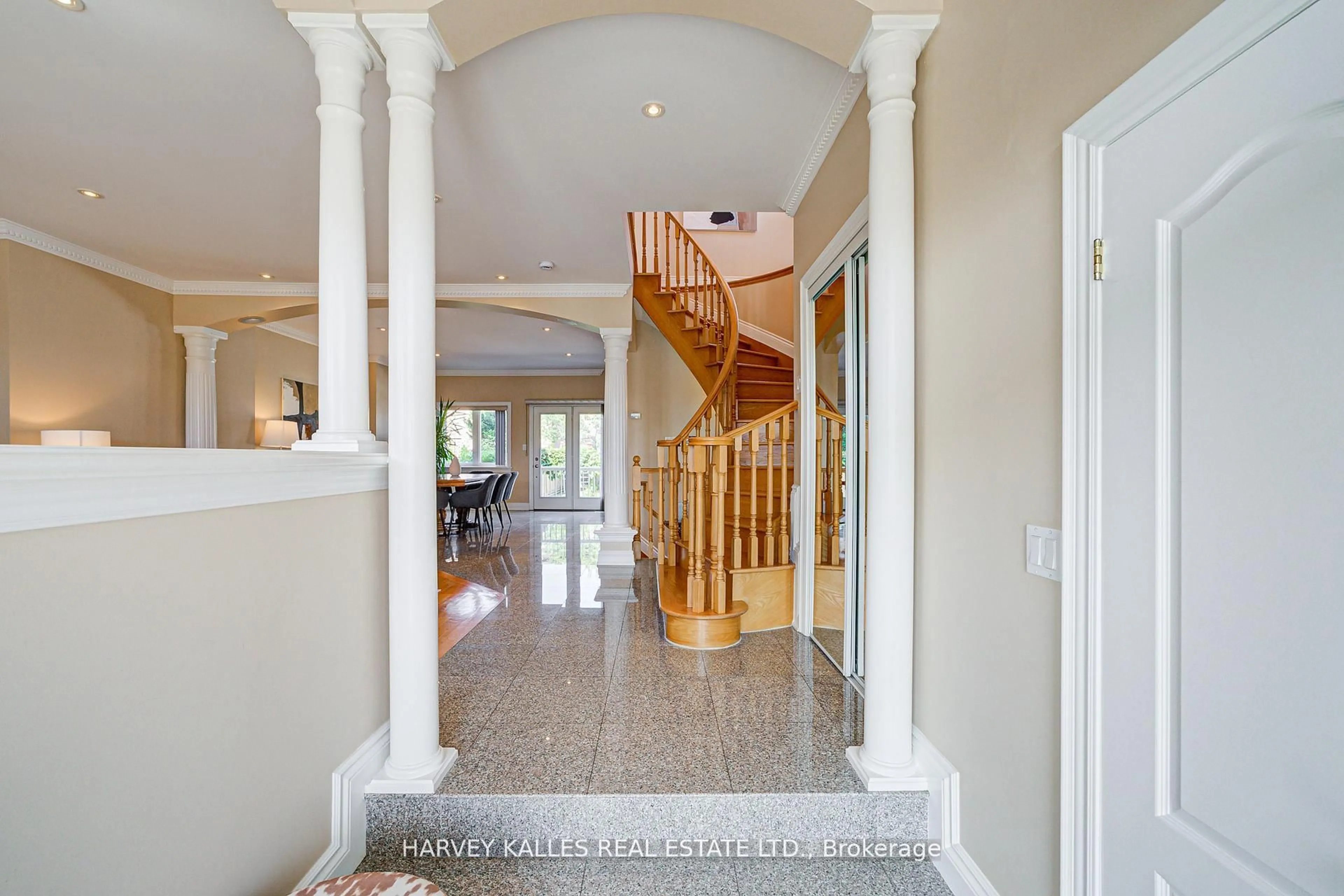 Indoor foyer for 1006 Briar Hill Ave, Toronto Ontario M6B 1M3
