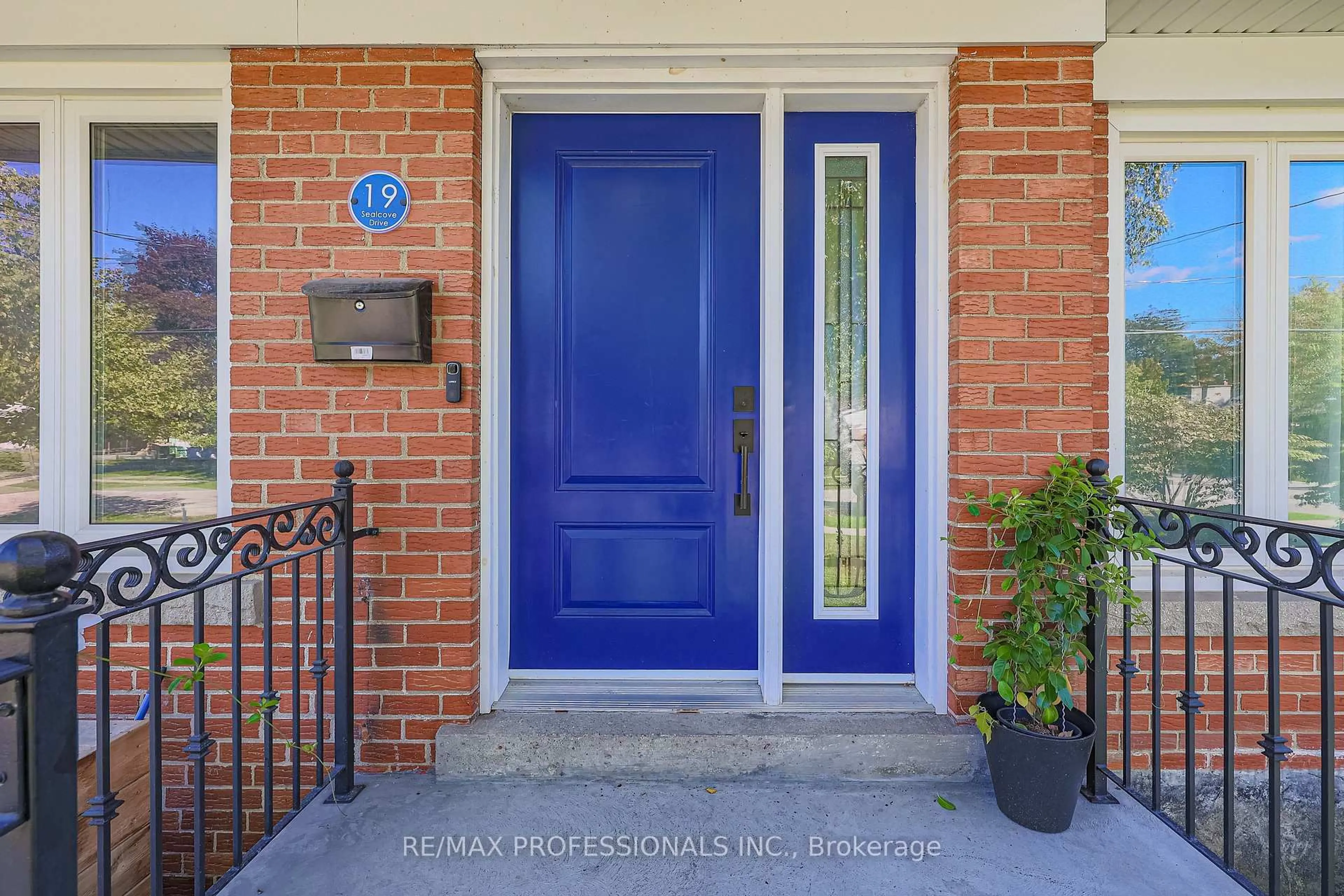 Indoor entryway for 19 Sealcove Dr, Toronto Ontario M9C 2C3