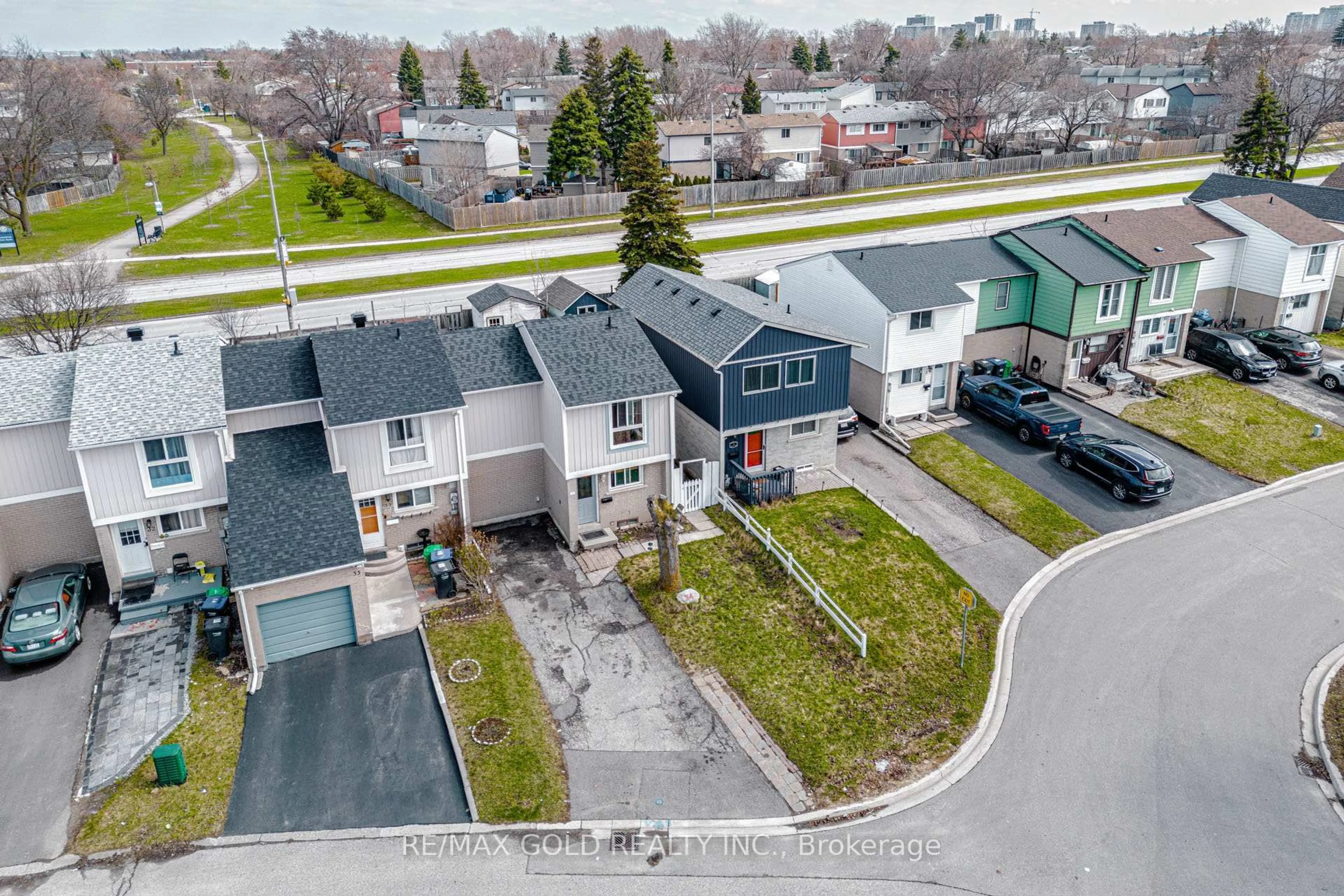 A pic from outside/outdoor area/front of a property/back of a property/a pic from drone, street for 34 Jackman Dr, Brampton Ontario L6S 2L7