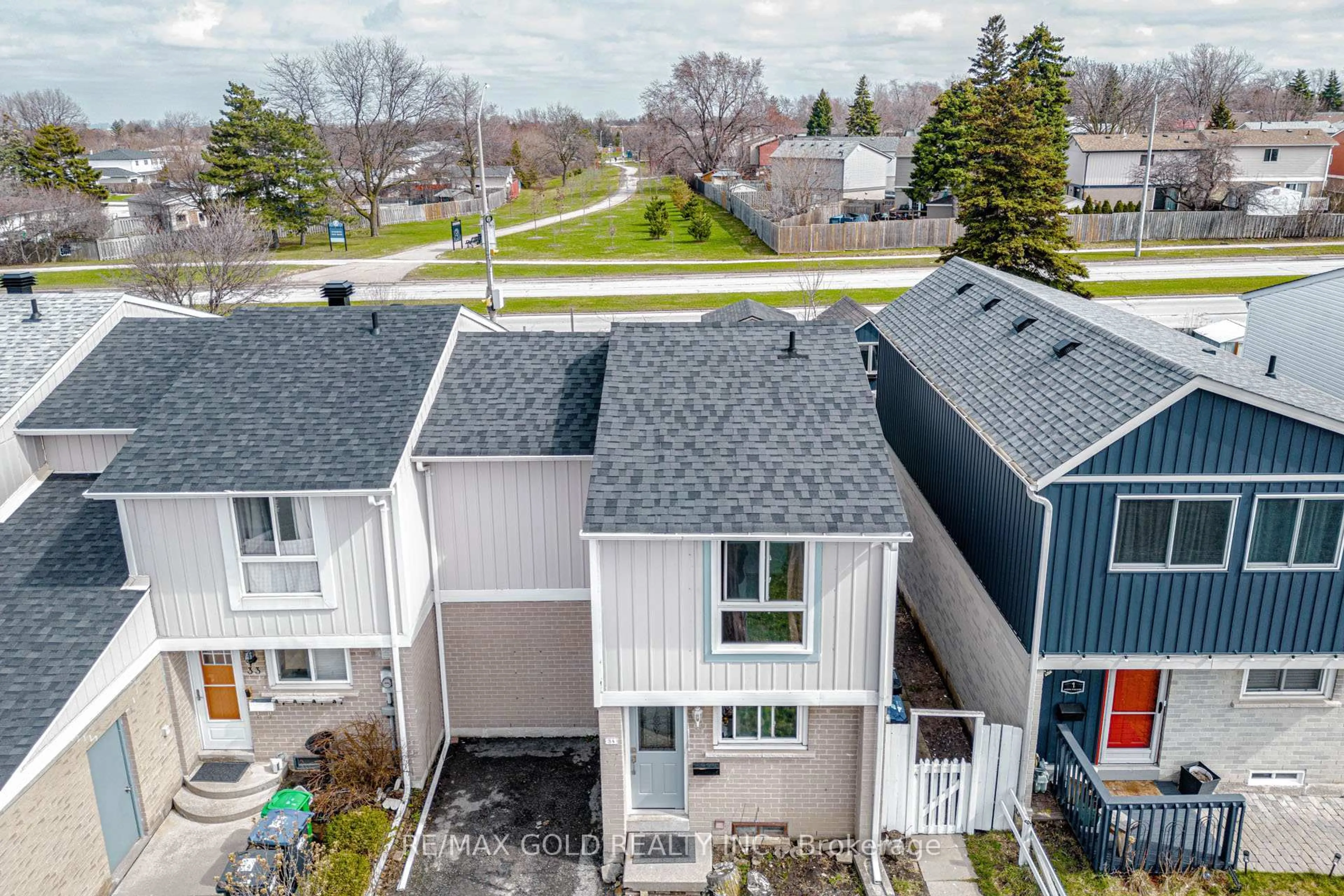 A pic from outside/outdoor area/front of a property/back of a property/a pic from drone, street for 34 Jackman Dr, Brampton Ontario L6S 2L7