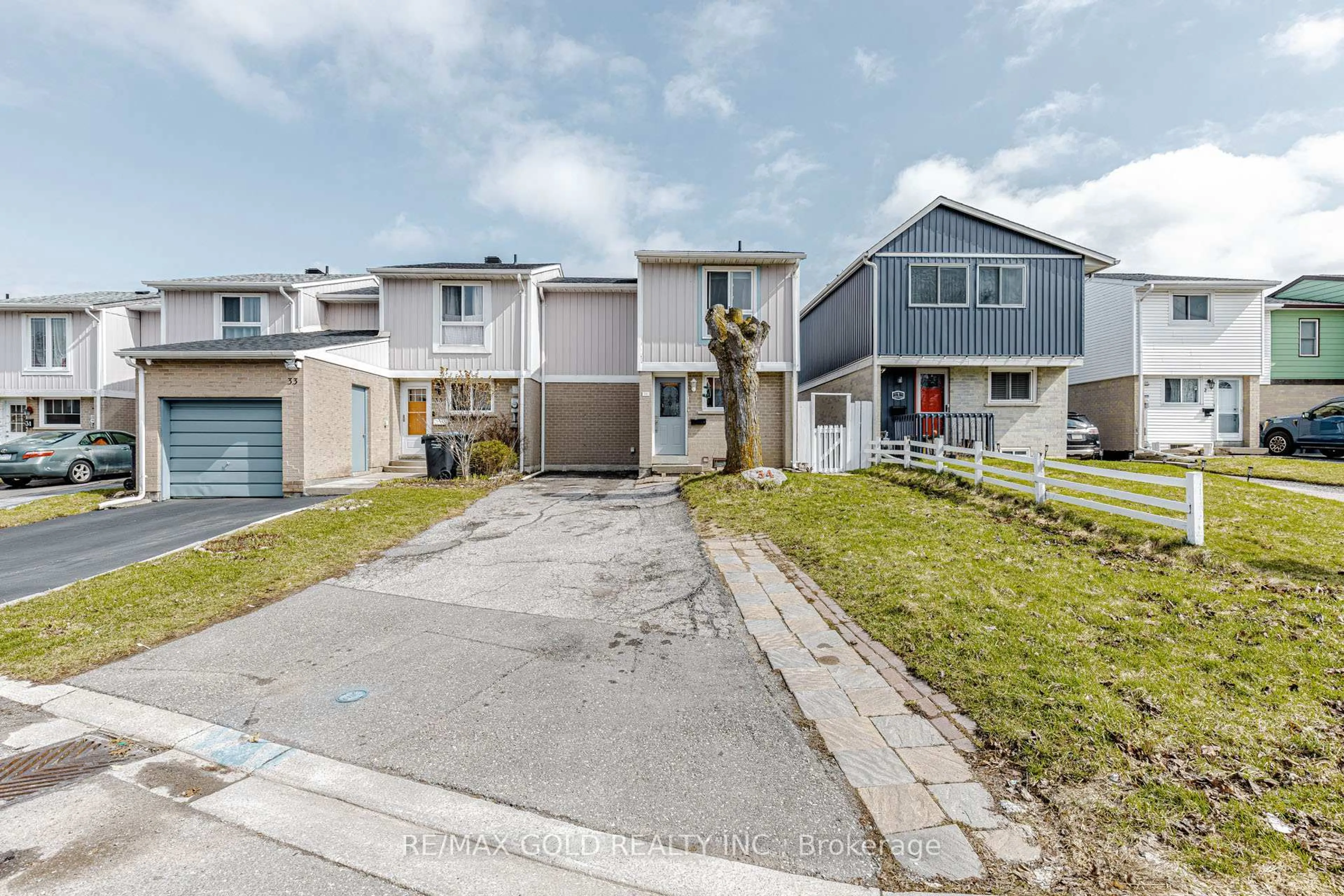 A pic from outside/outdoor area/front of a property/back of a property/a pic from drone, street for 34 Jackman Dr, Brampton Ontario L6S 2L7