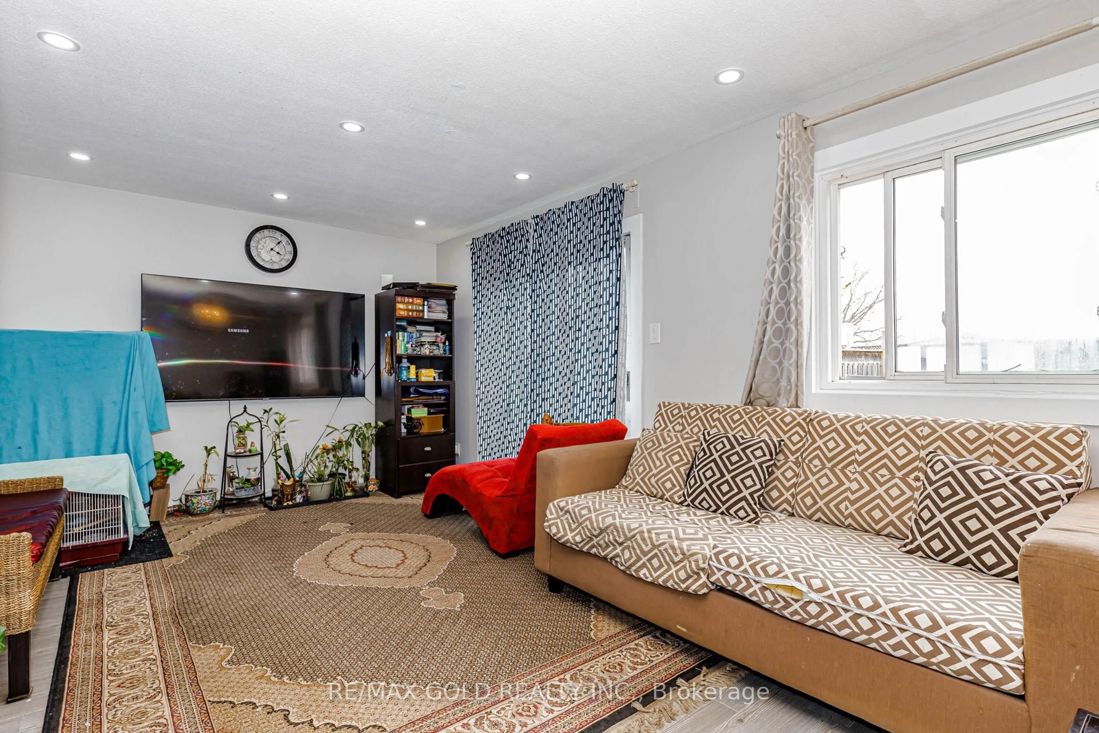 Living room with furniture, carpet floor for 34 Jackman Dr, Brampton Ontario L6S 2L7