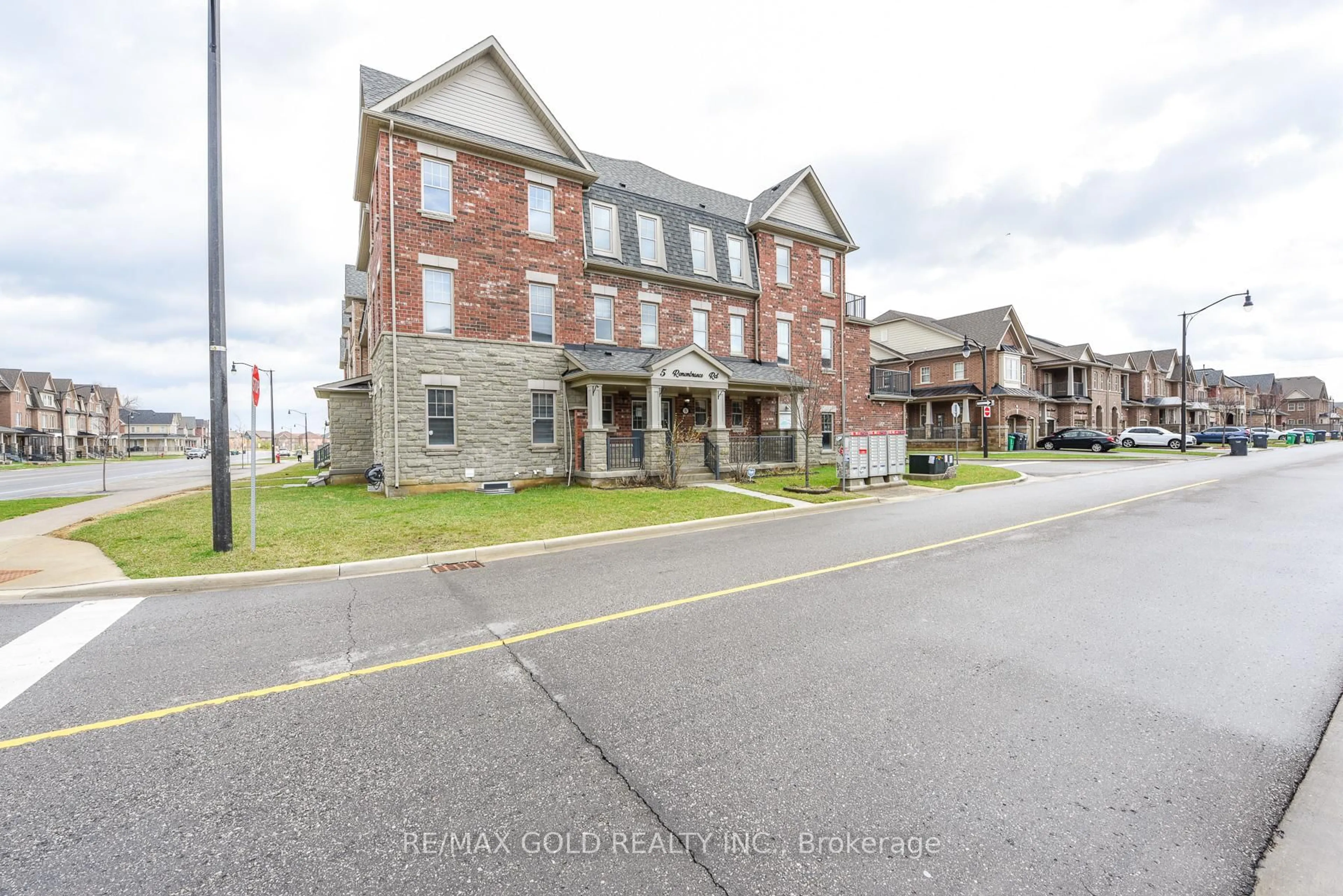 A pic from outside/outdoor area/front of a property/back of a property/a pic from drone, building for 5 Remembrance Rd, Brampton Ontario L7A 4Z1