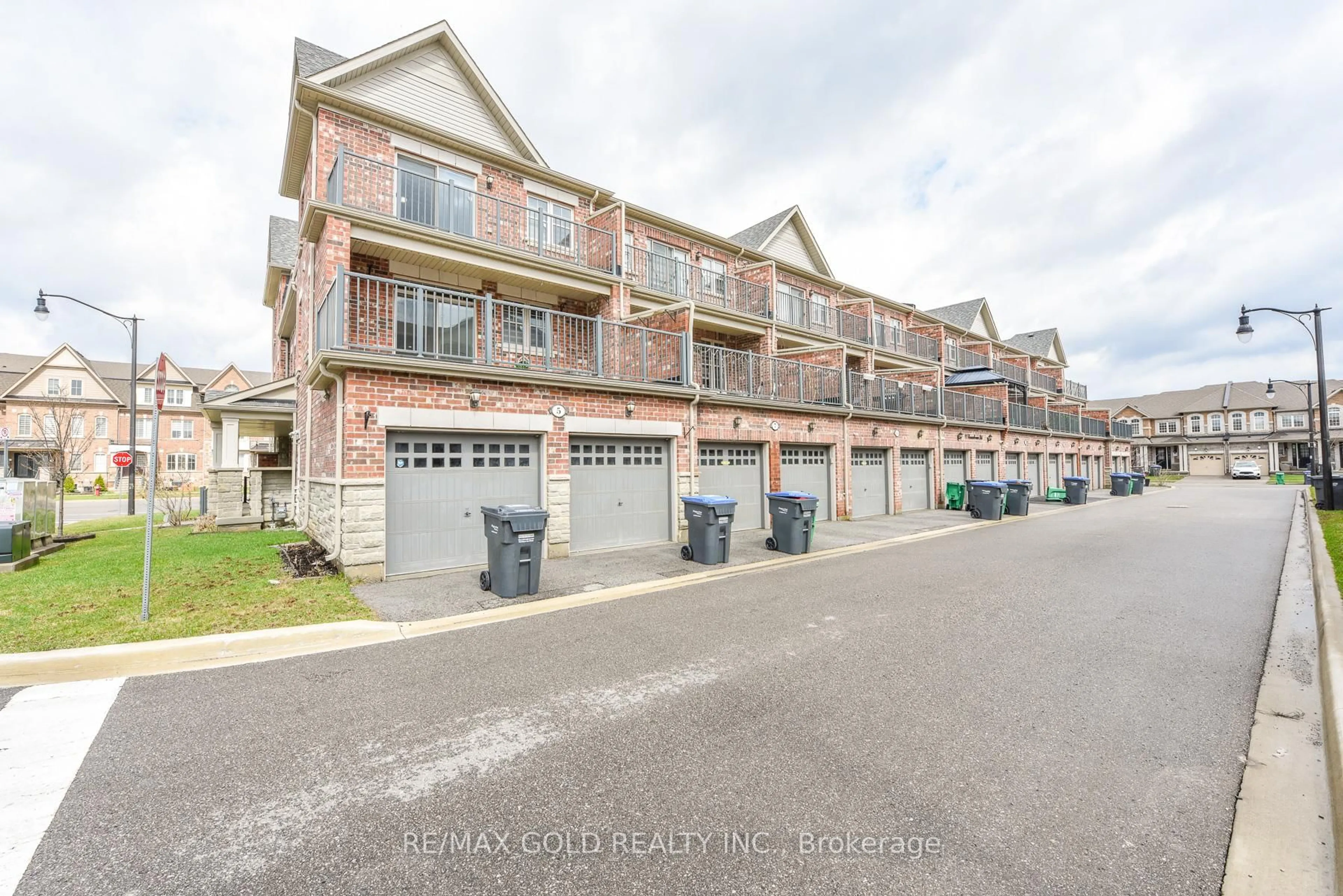 A pic from outside/outdoor area/front of a property/back of a property/a pic from drone, unknown for 5 Remembrance Rd, Brampton Ontario L7A 4Z1