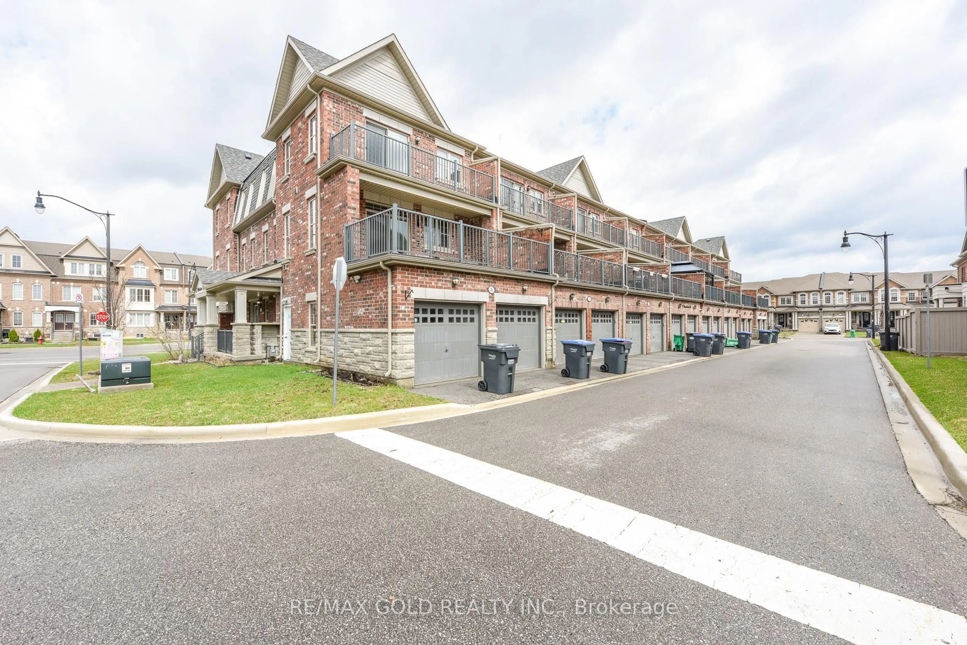 A pic from outside/outdoor area/front of a property/back of a property/a pic from drone, street for 5 Remembrance Rd, Brampton Ontario L7A 4Z1