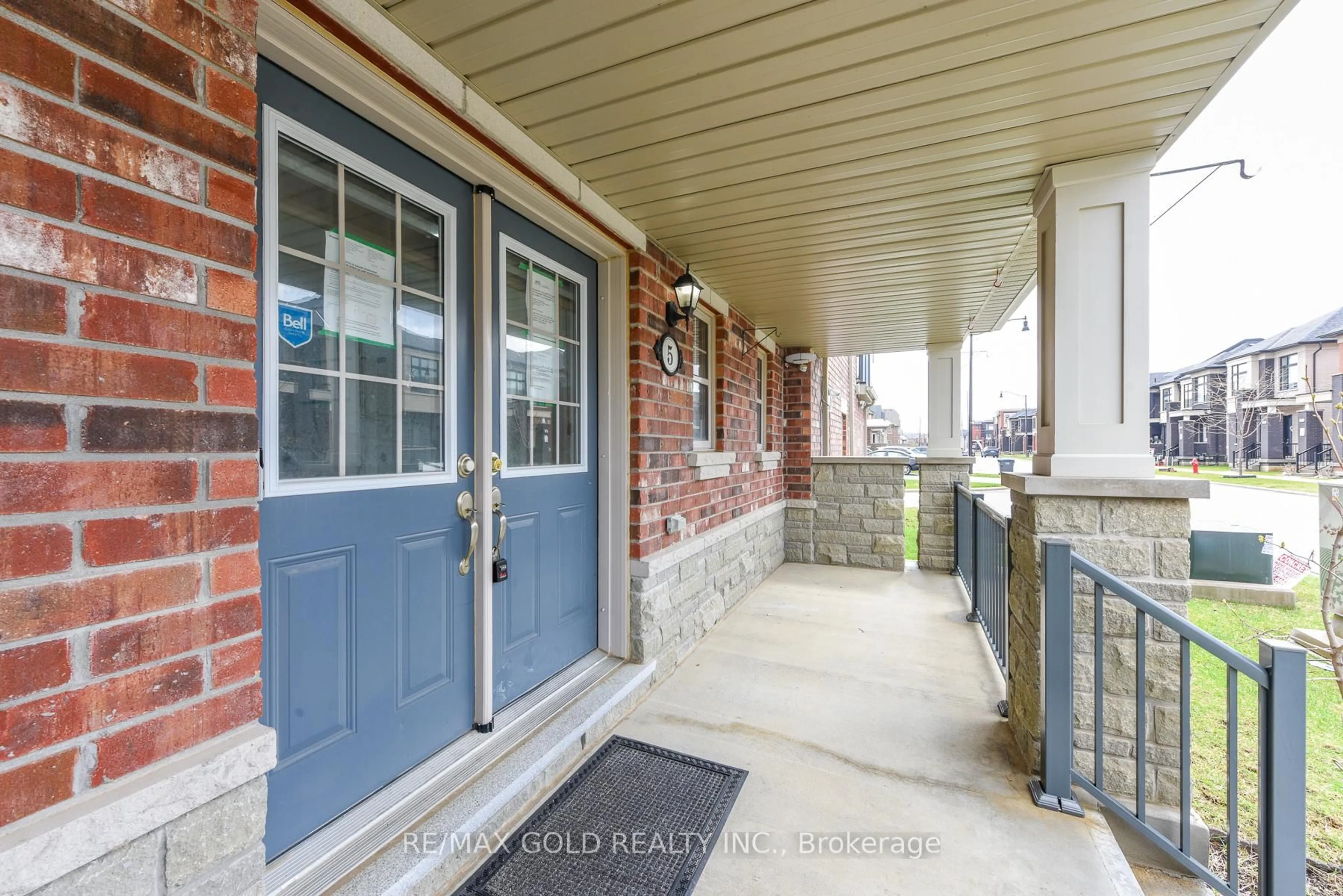 Indoor entryway for 5 Remembrance Rd, Brampton Ontario L7A 4Z1