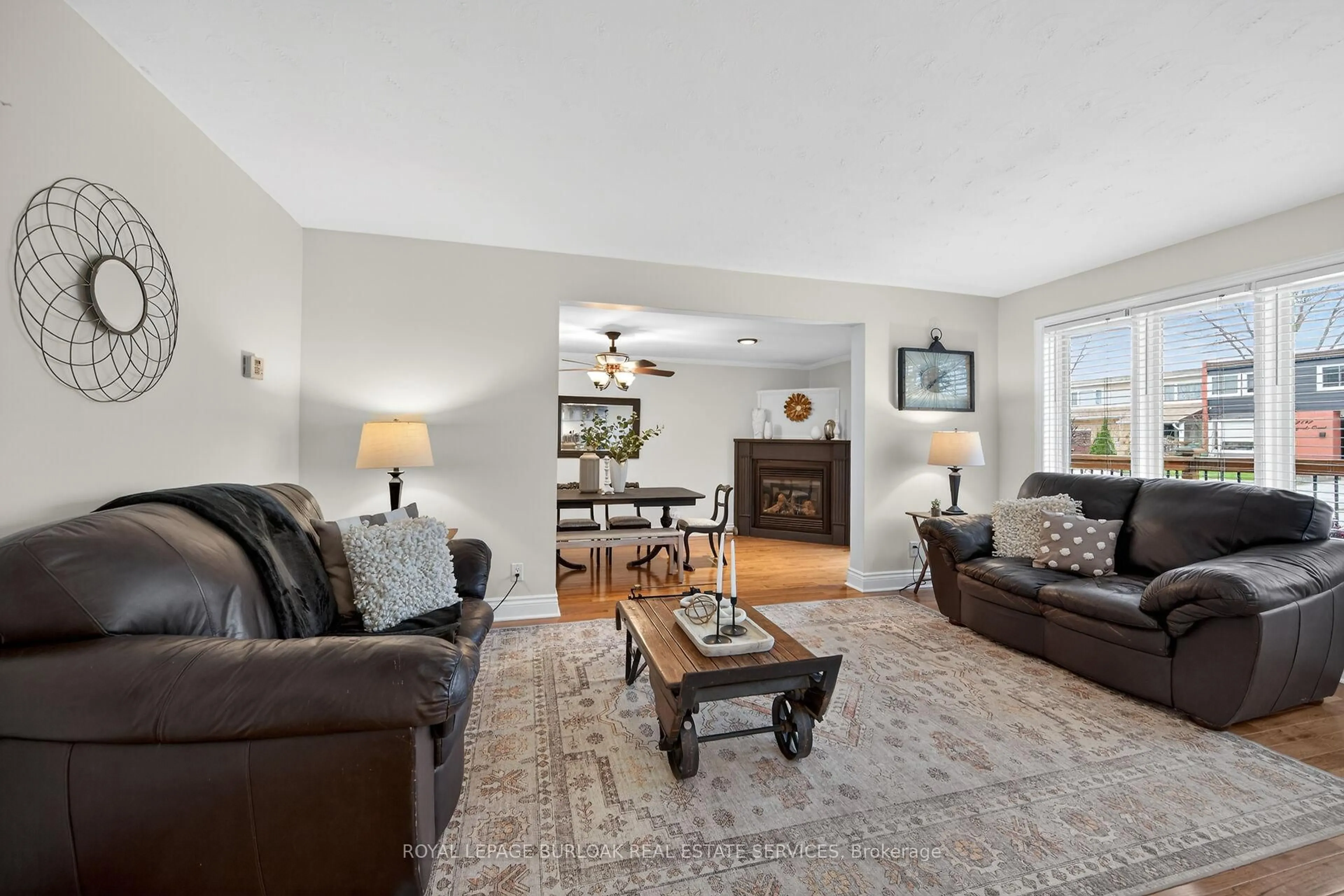 Living room with furniture, unknown for 2387 Maryvale Crt, Burlington Ontario L7P 2P1