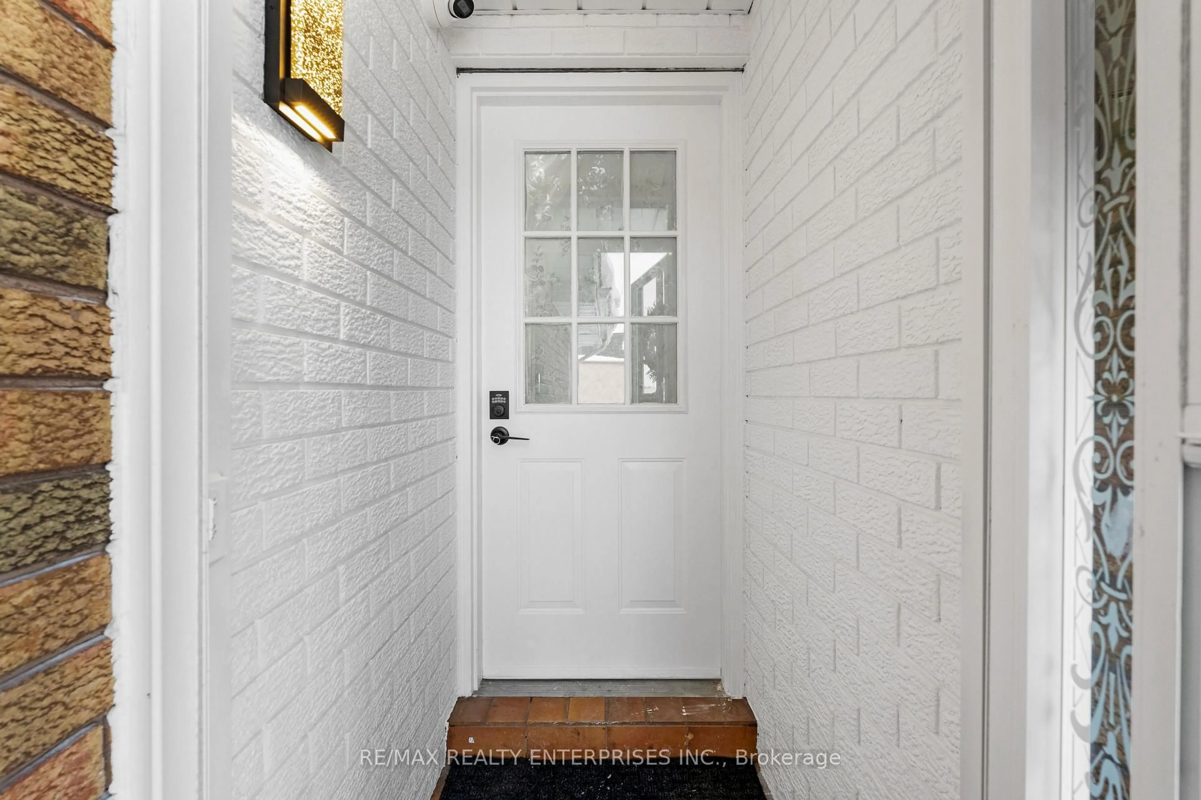 Indoor entryway for 25 Porteous Circ, Brampton Ontario L6S 5C1