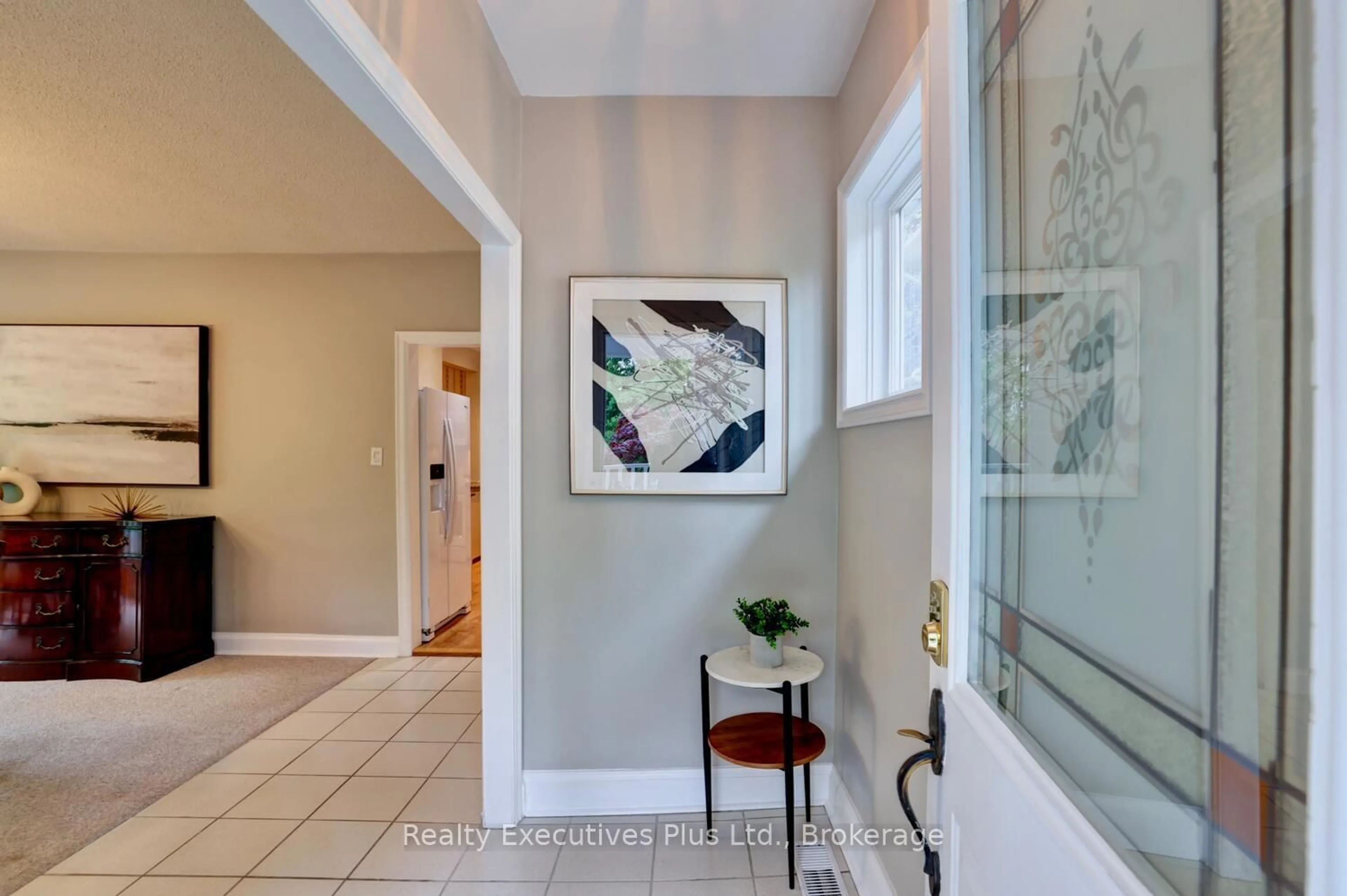 Indoor entryway for 322 Pine Ave, Oakville Ontario L6J 2J9