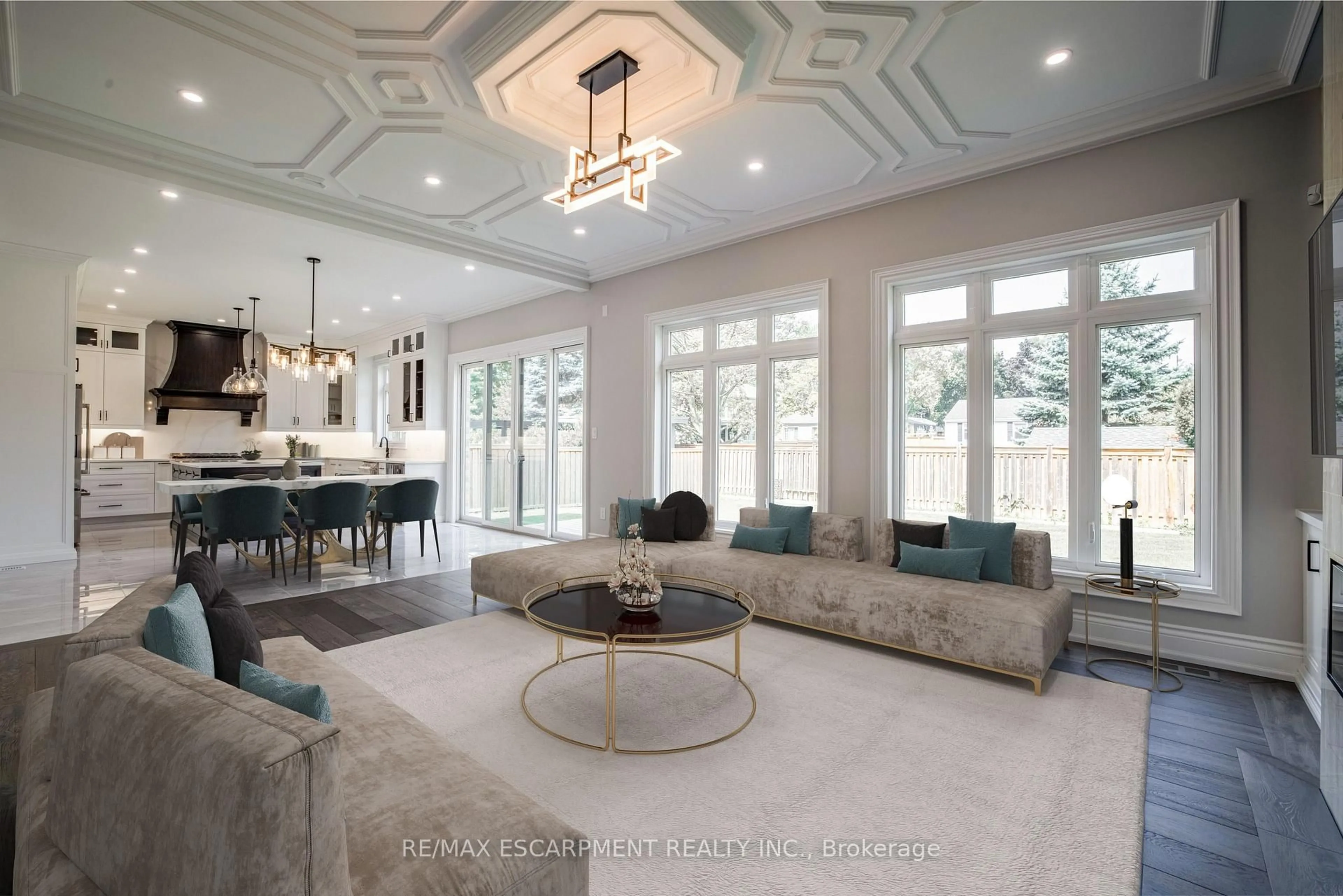 Living room with furniture, ceramic/tile floor for 31 Bayside Crt, Burlington Ontario L7T 1M8