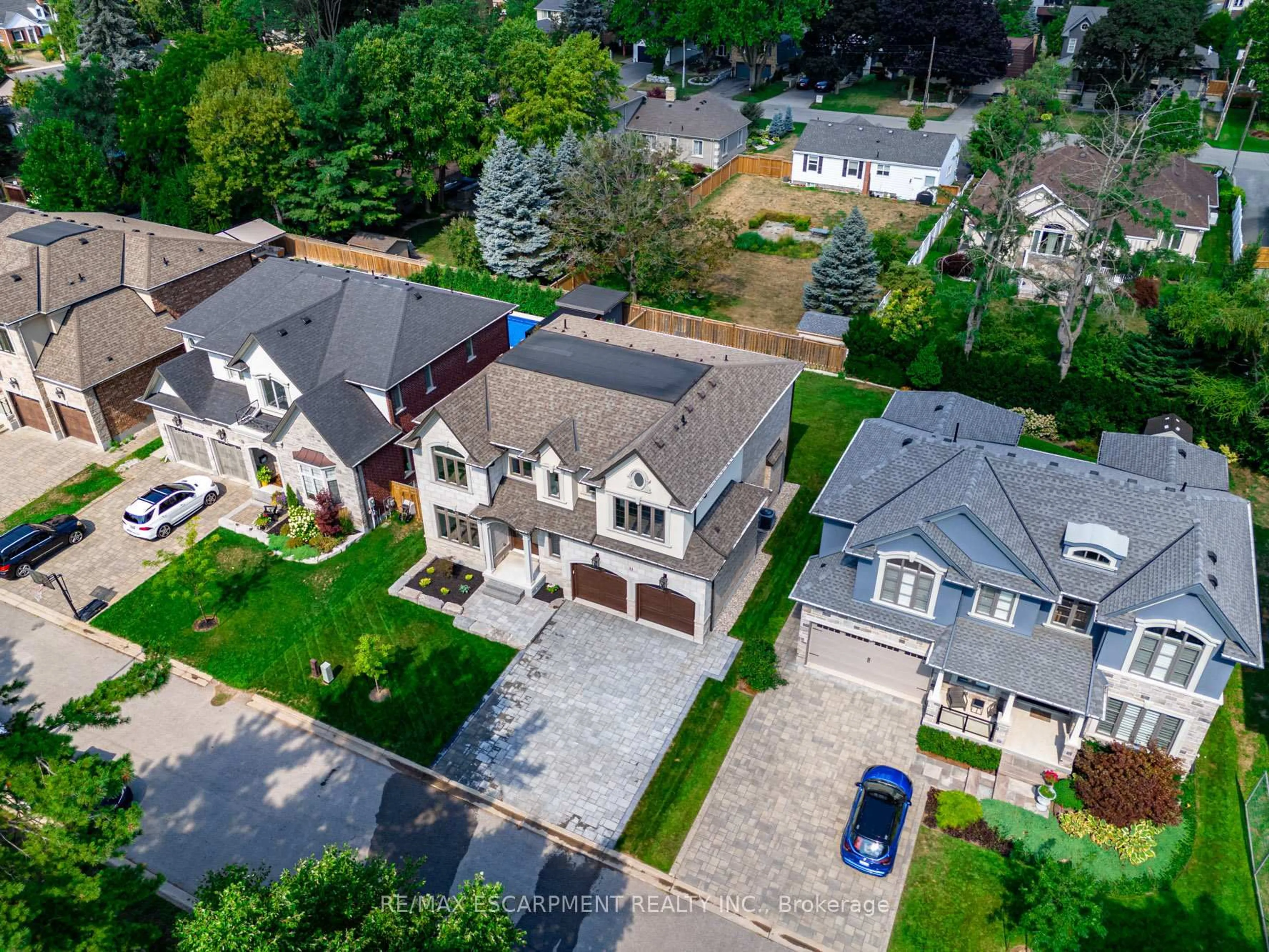 A pic from outside/outdoor area/front of a property/back of a property/a pic from drone, street for 31 Bayside Crt, Burlington Ontario L7T 1M8