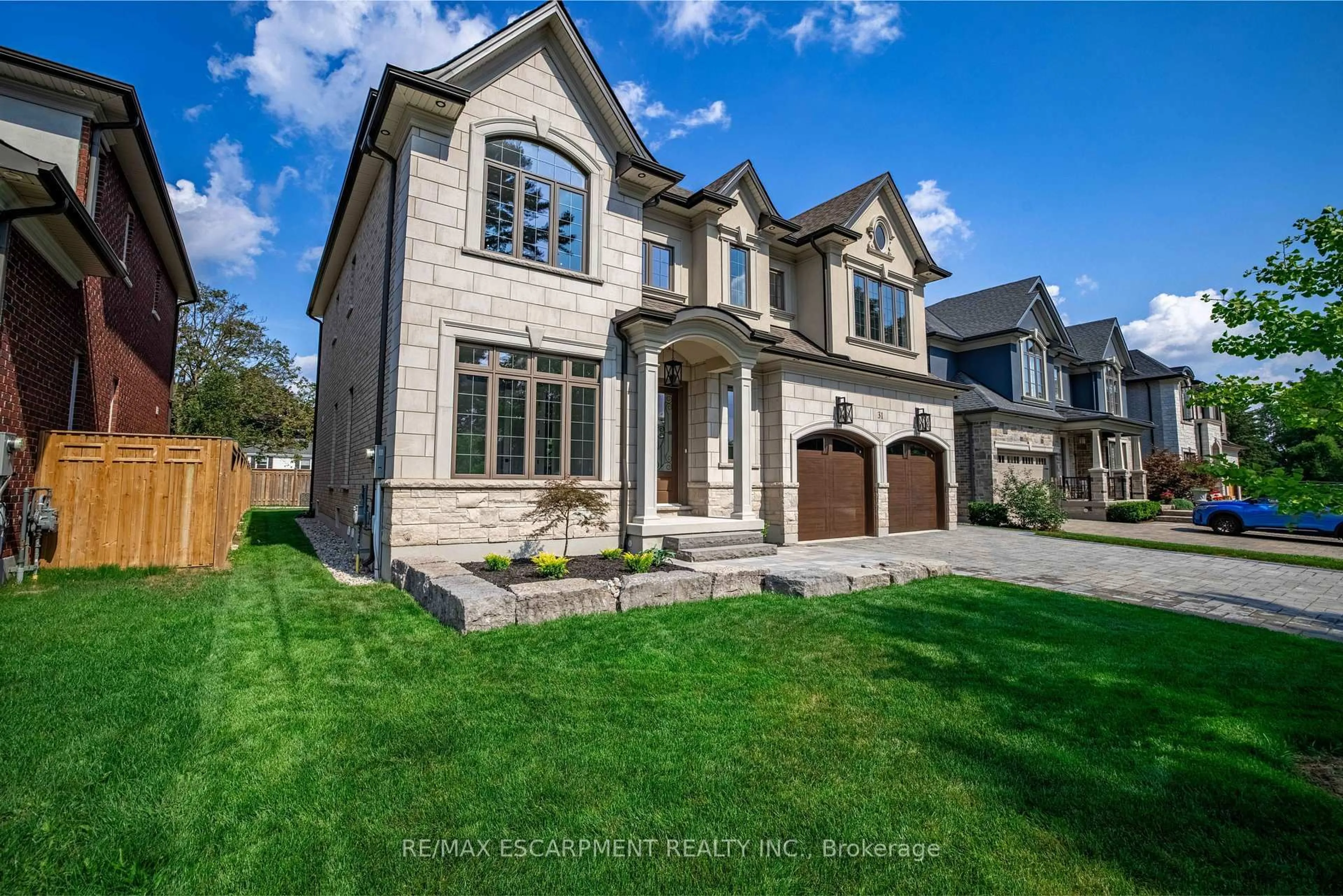 Home with brick exterior material, street for 31 Bayside Crt, Burlington Ontario L7T 1M8