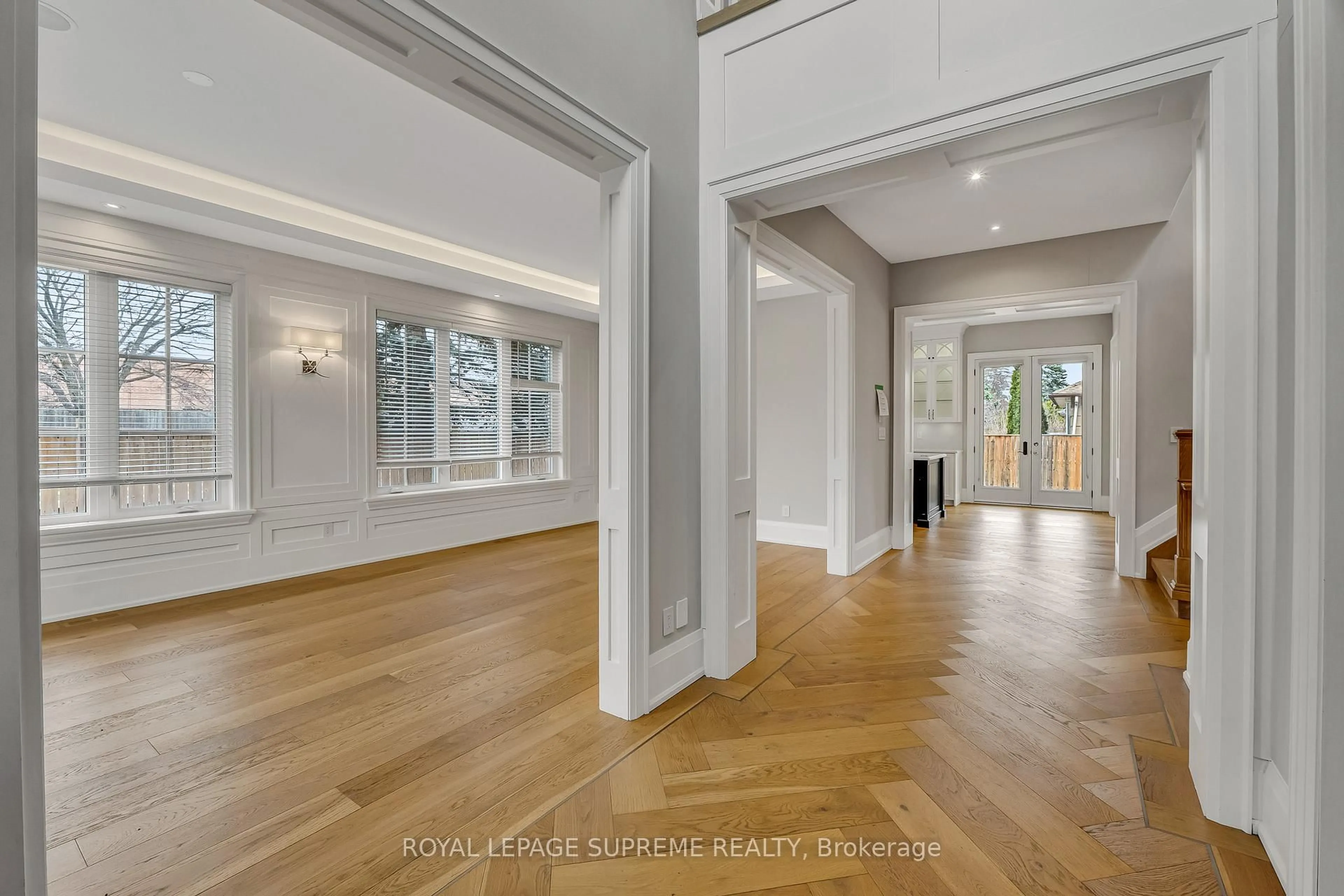 Indoor foyer for 477 Candler Rd, Oakville Ontario L6J 2V5