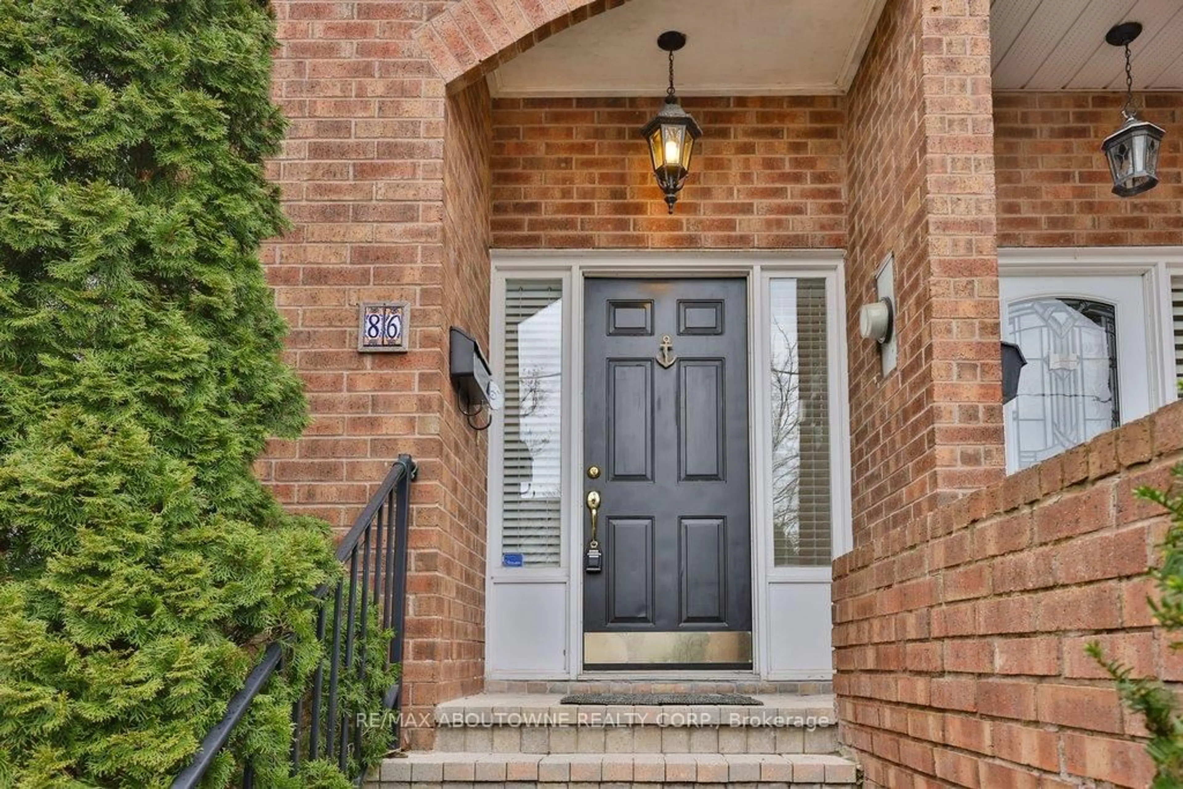 Indoor entryway for 86 Forsythe St, Oakville Ontario L6K 3J8