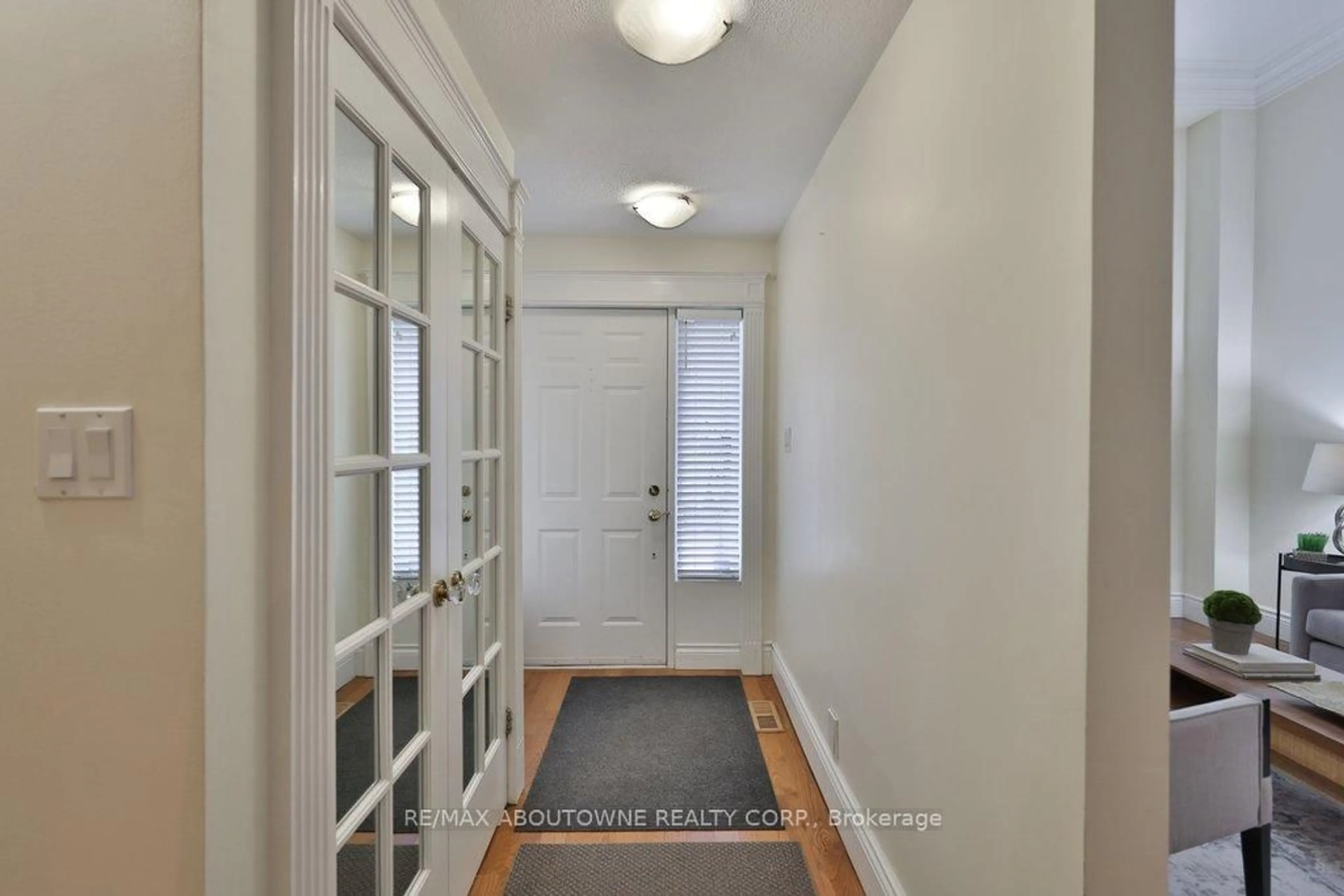 Indoor entryway for 86 Forsythe St, Oakville Ontario L6K 3J8