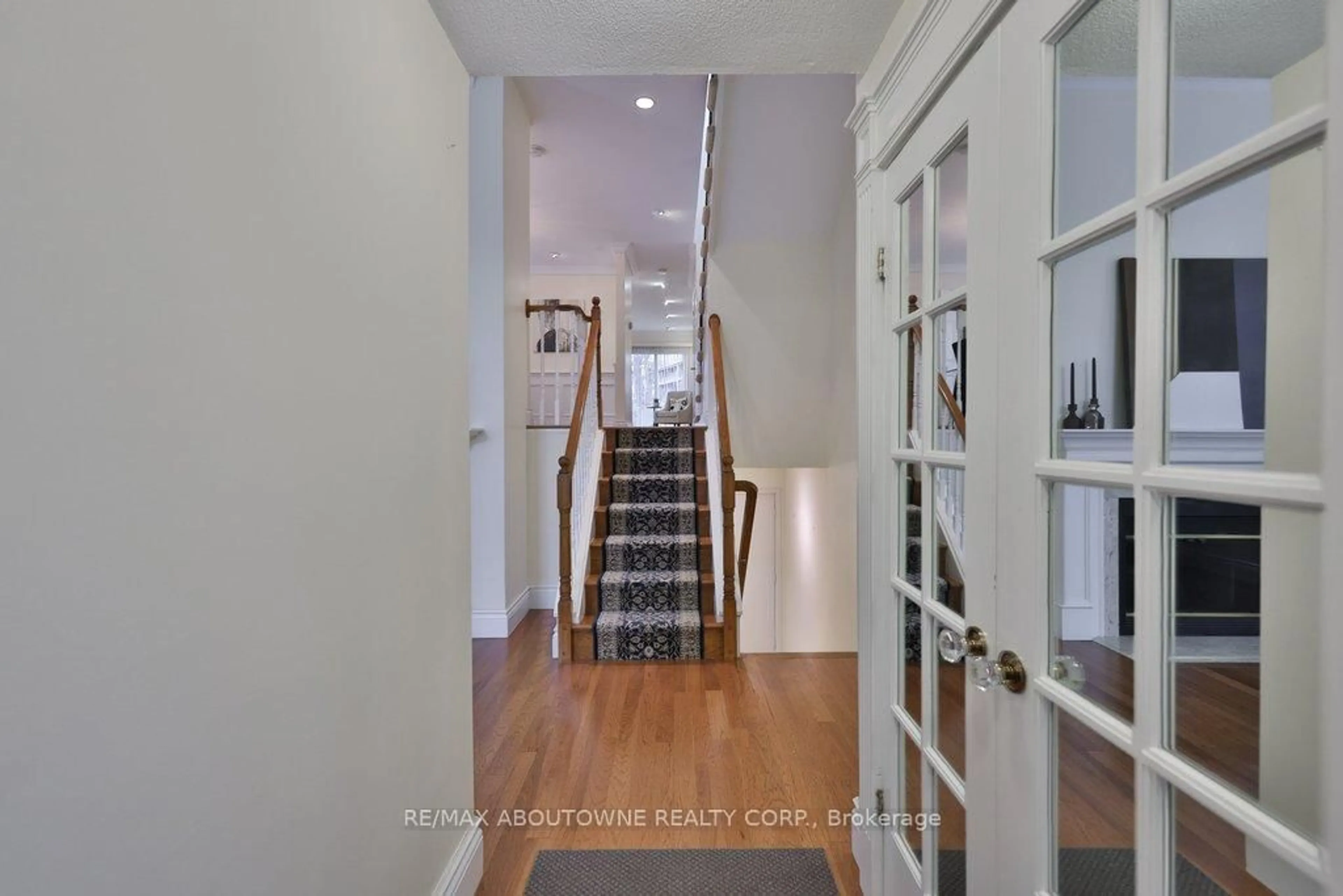 Indoor entryway for 86 Forsythe St, Oakville Ontario L6K 3J8