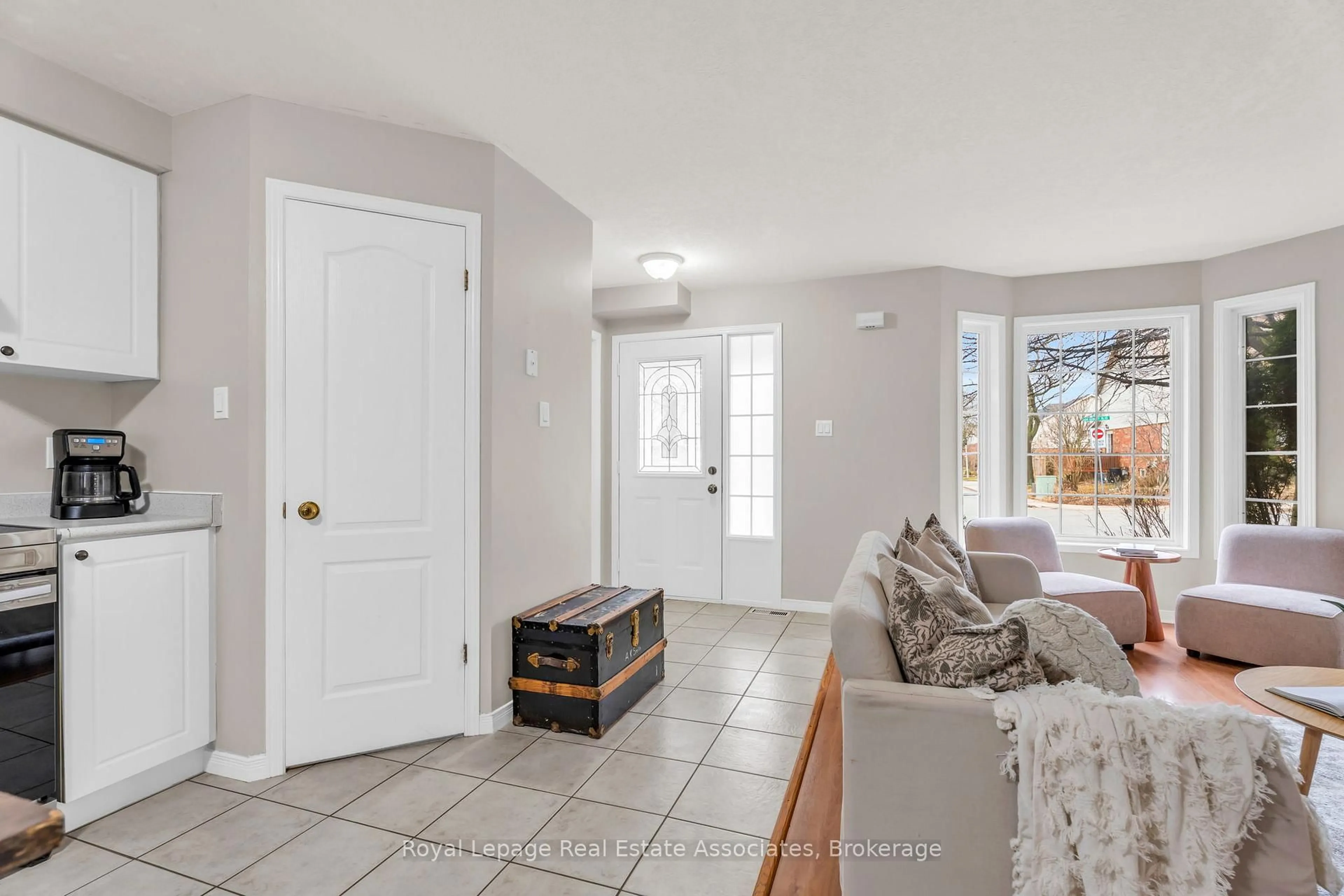 Indoor entryway for 154 Montgomery Blvd, Orangeville Ontario L9W 5B8